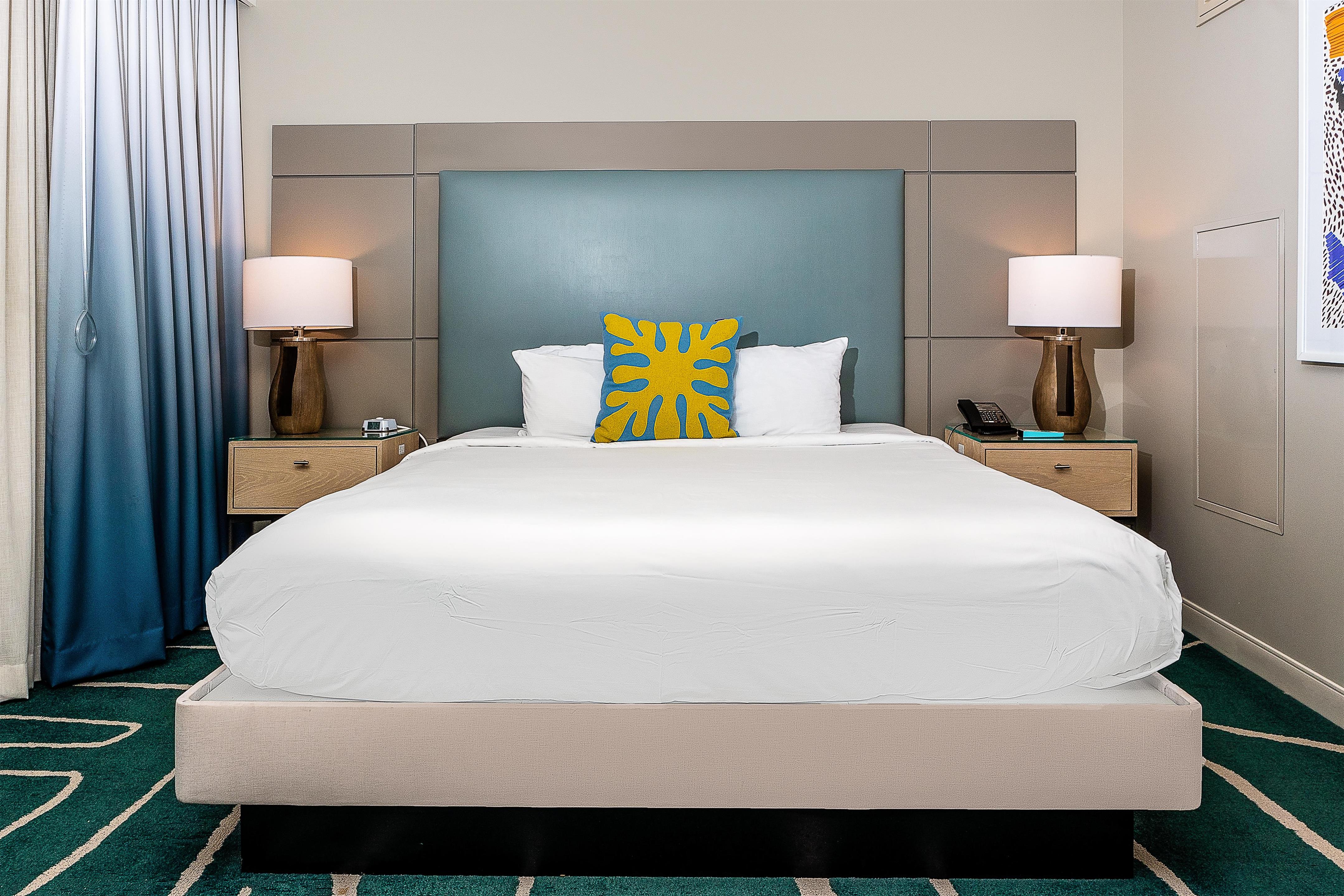 2 Room Suite - 1 King Corner Oversize City View Non-smoking