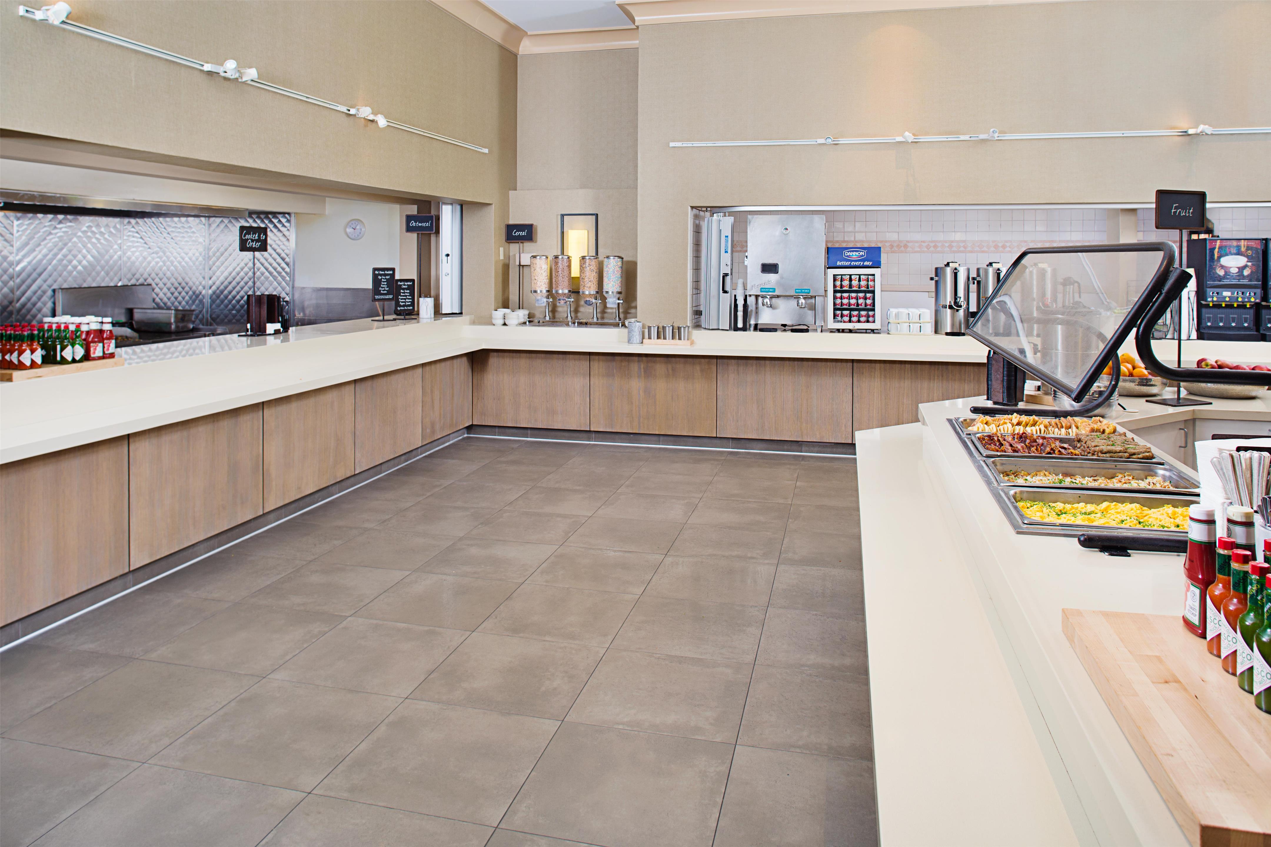 Breakfast Area | Embassy Suites by Hilton San Diego Bay Downtown