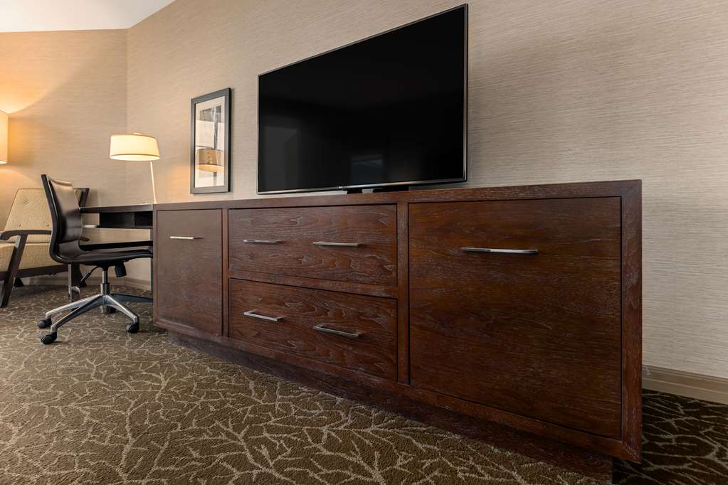 Hilton La Jolla Torrey Pines Room Type - Queen Room with Two Queen Beds and Coastal Golf View Hilton La Jolla Torrey Pines Room Type - Queen Room with Two Queen Beds and Coastal Golf View