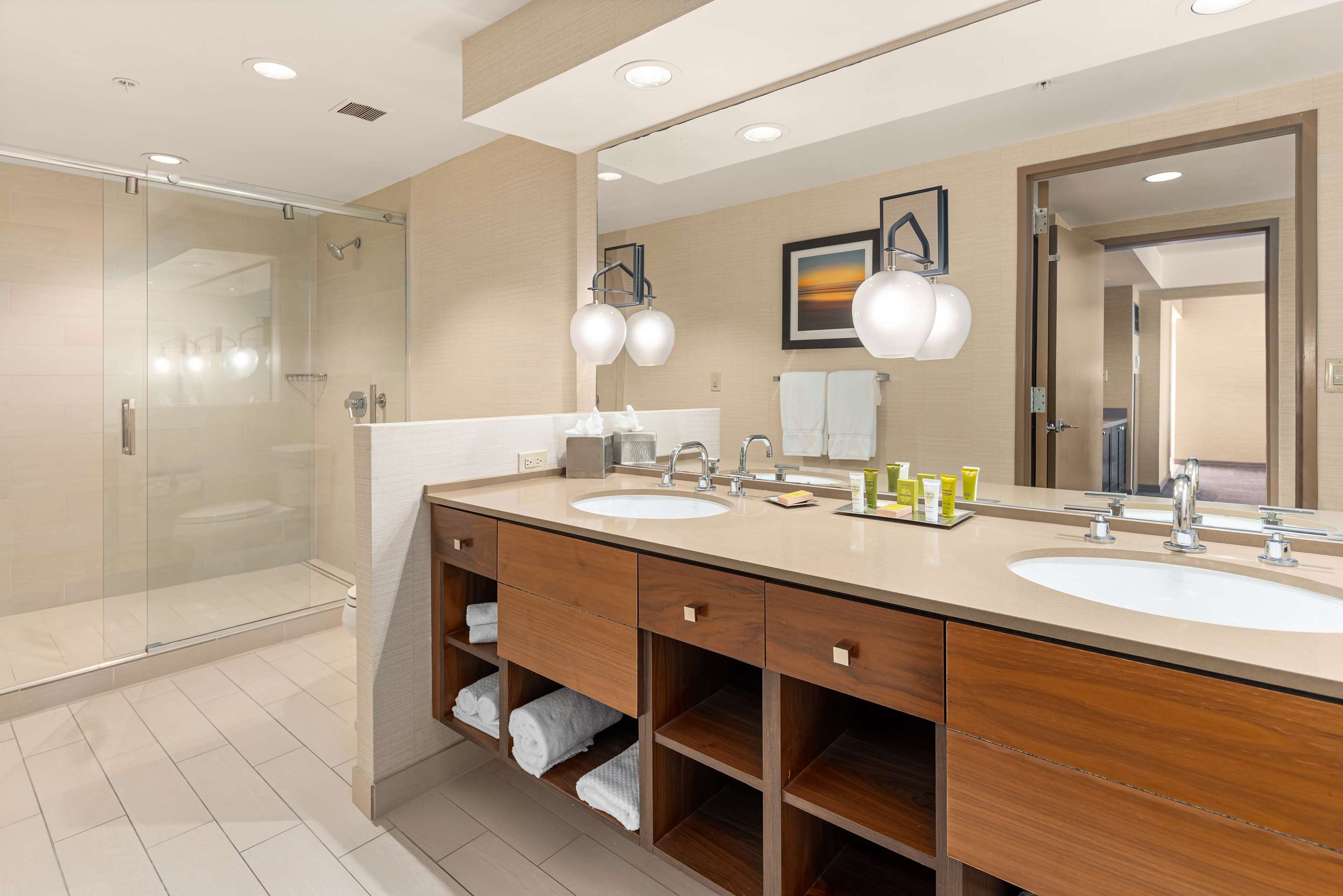 Guest room bath