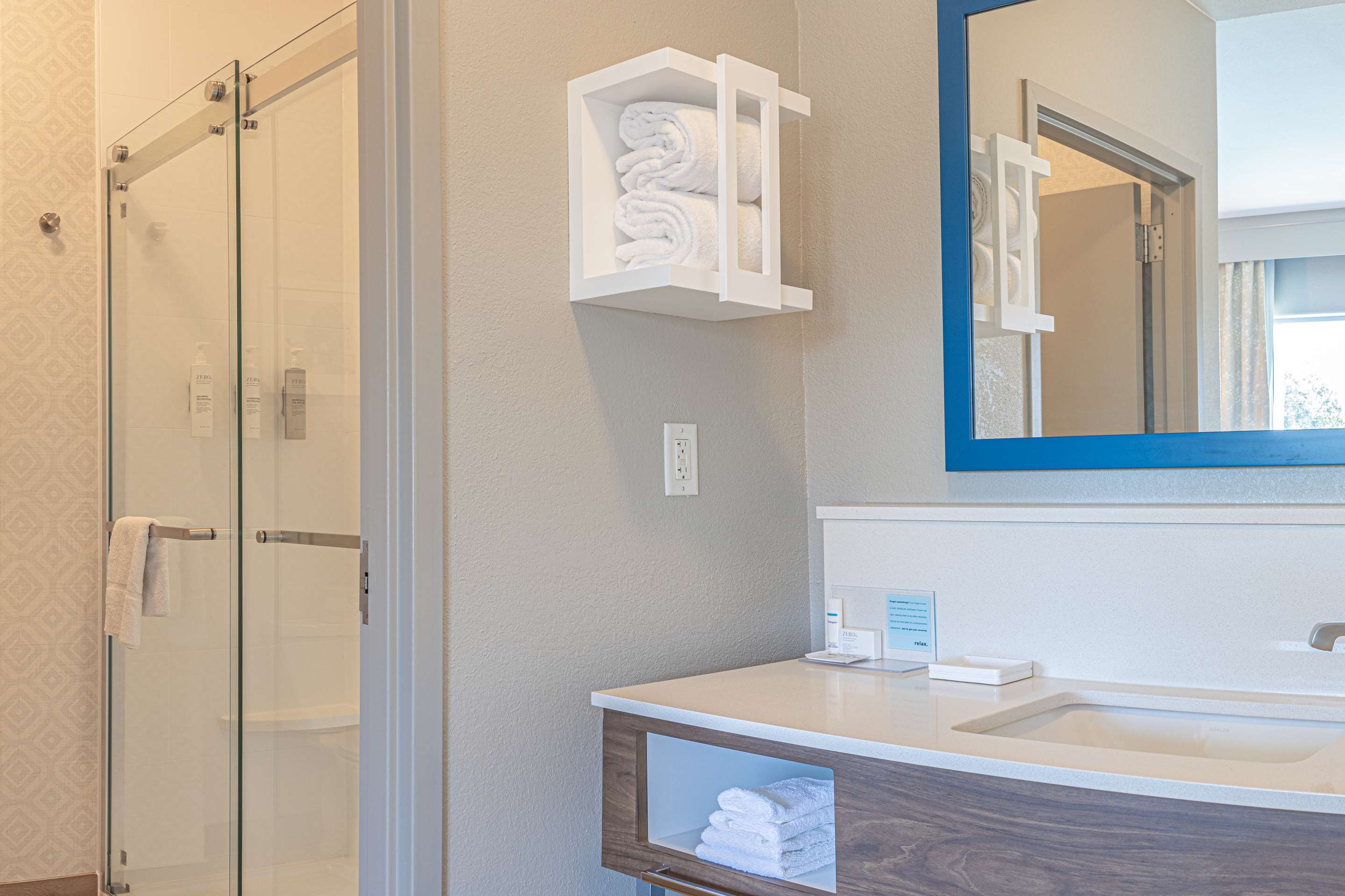 Guest room bath