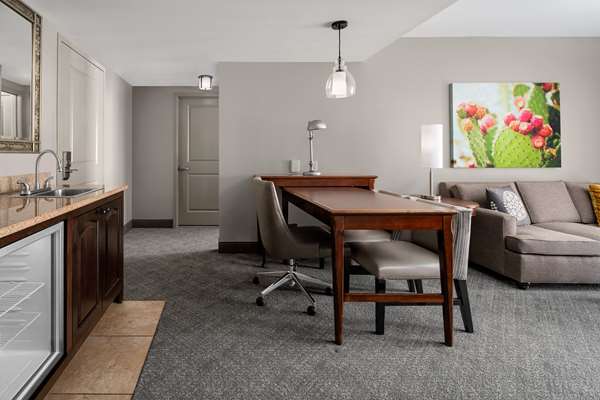  - Embassy Suites Riverwalk San Antonio - I-10 & I-35, Exit 155B