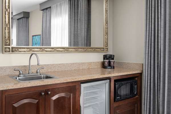  - Embassy Suites Riverwalk San Antonio - I-10 & I-35, Exit 155B