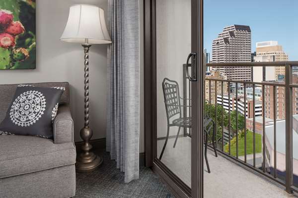  - Embassy Suites Riverwalk San Antonio - I-10 & I-35, Exit 155B