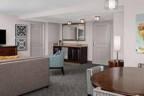  - Embassy Suites Riverwalk San Antonio - I-10 & I-35, Exit 155B