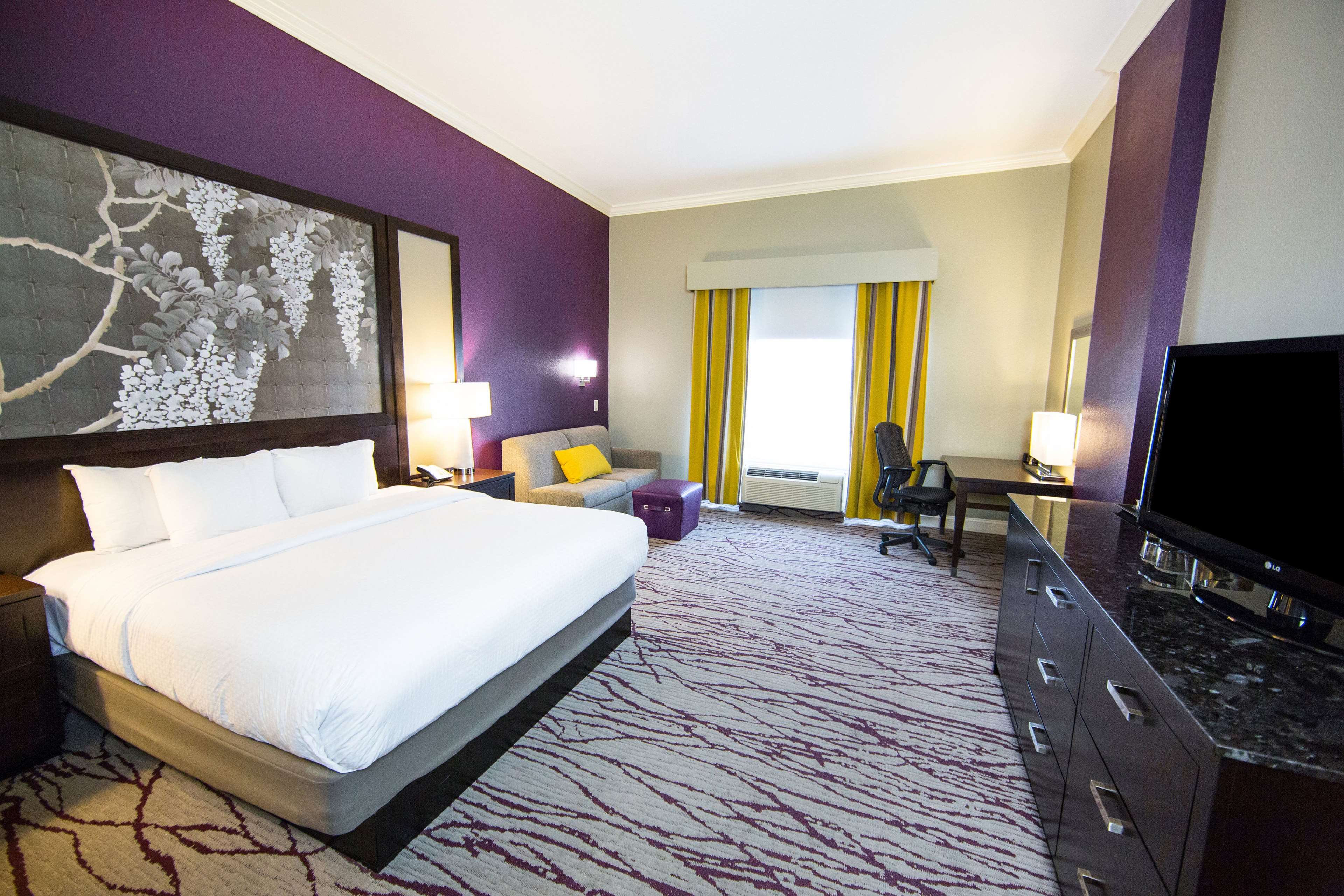 DoubleTree by Hilton Historic Savannah Room Type - 1 KING W SOFABED-CITYVIEW