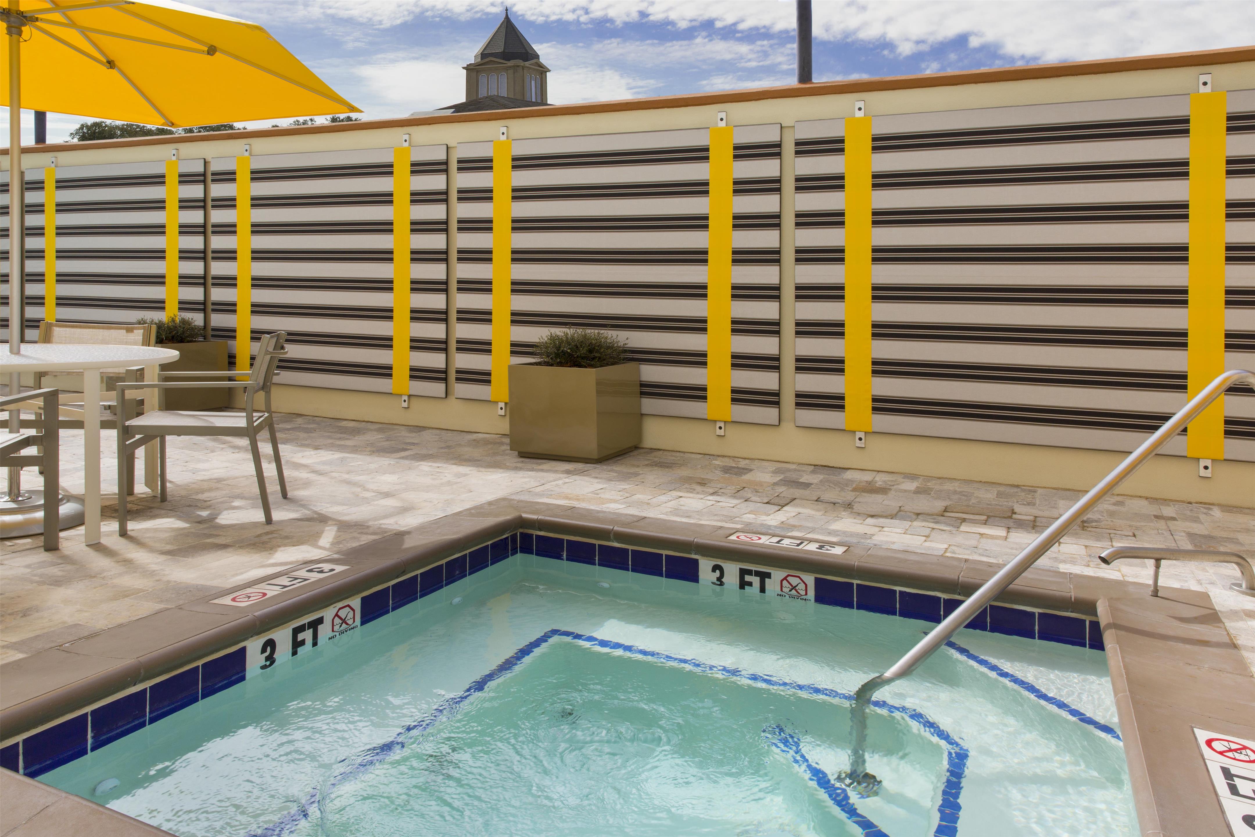 Pool | DoubleTree by Hilton Hotel Savannah Historic District