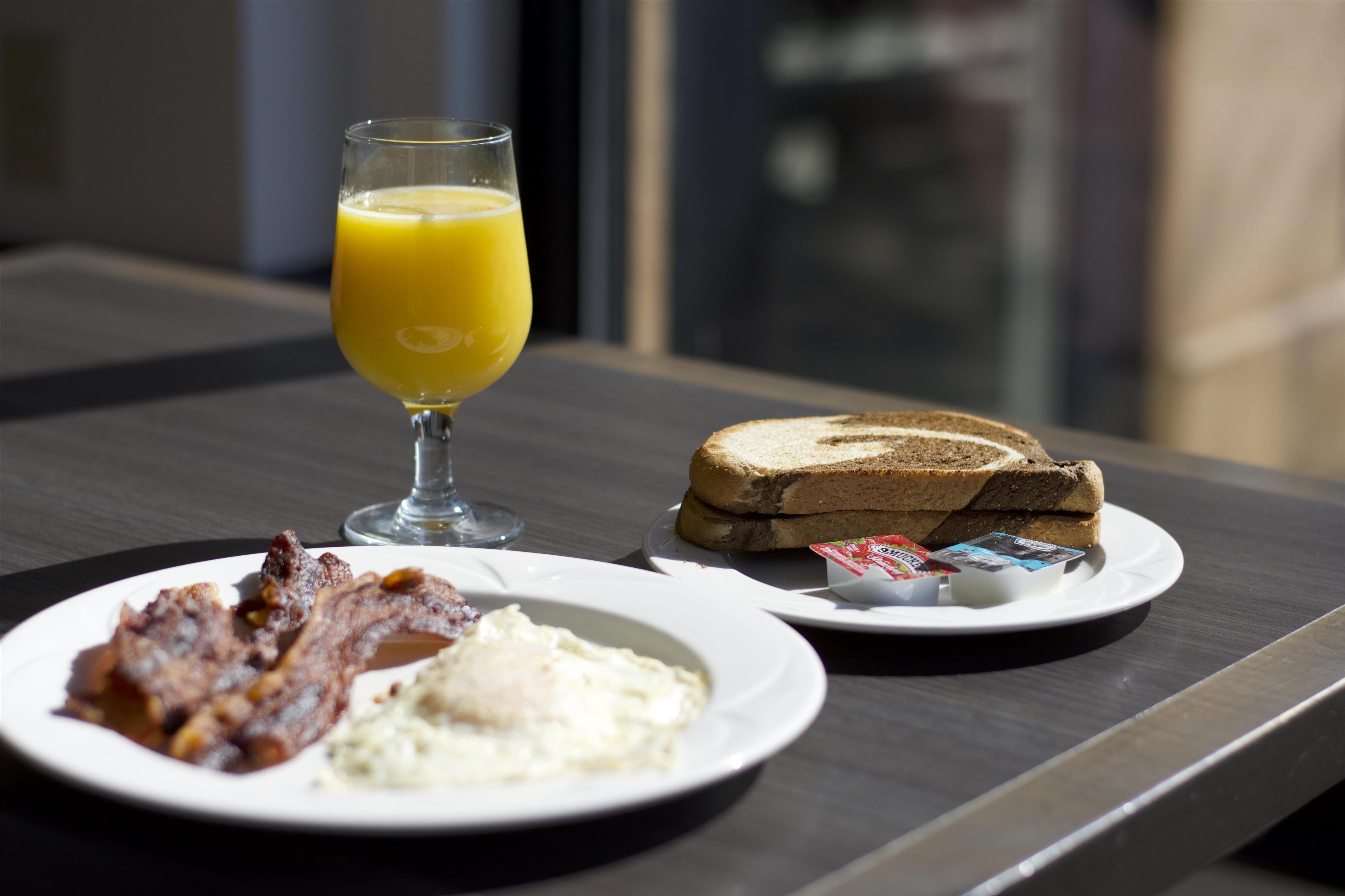 Breakfast Area | Hilton Garden Inn South Bend