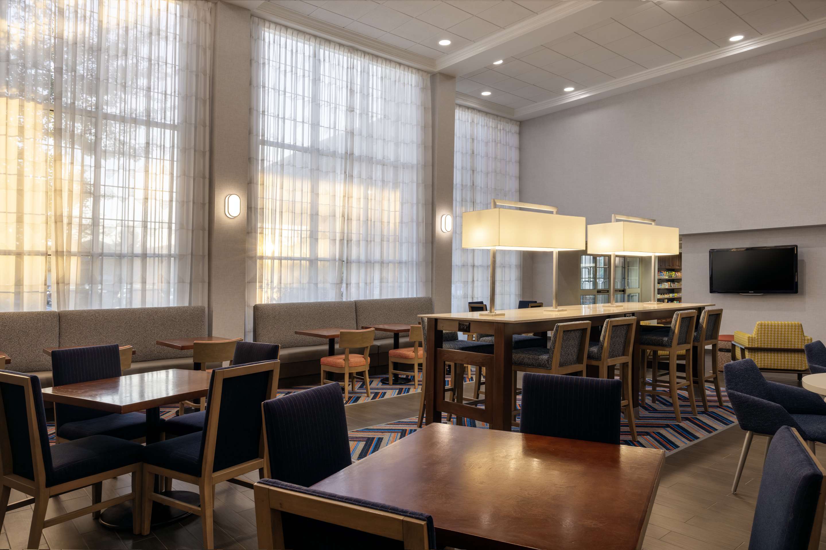 Breakfast Area | Hampton Inn & Suites State College at Williamsburg Square