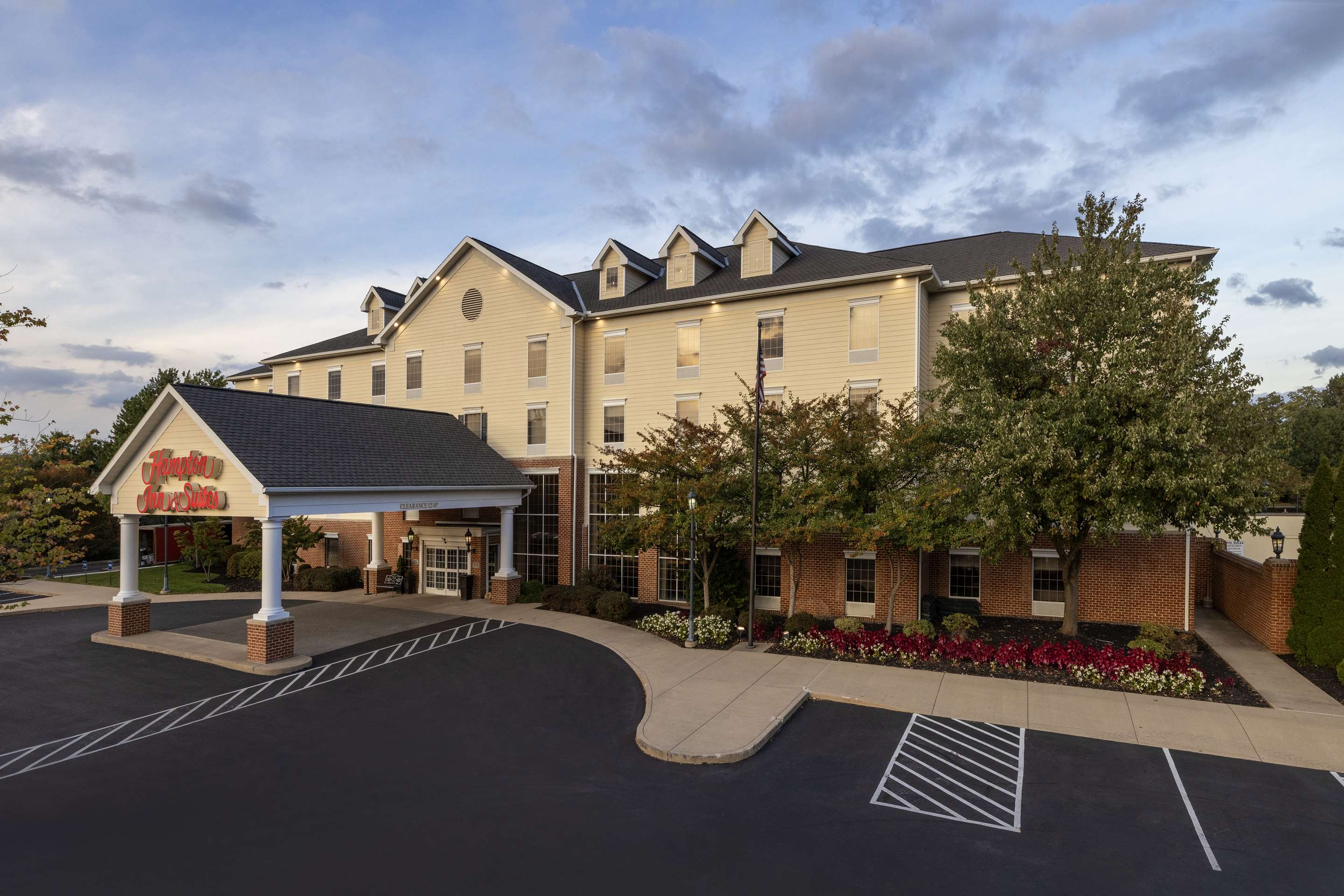 Exterior | Hampton Inn & Suites State College at Williamsburg Square