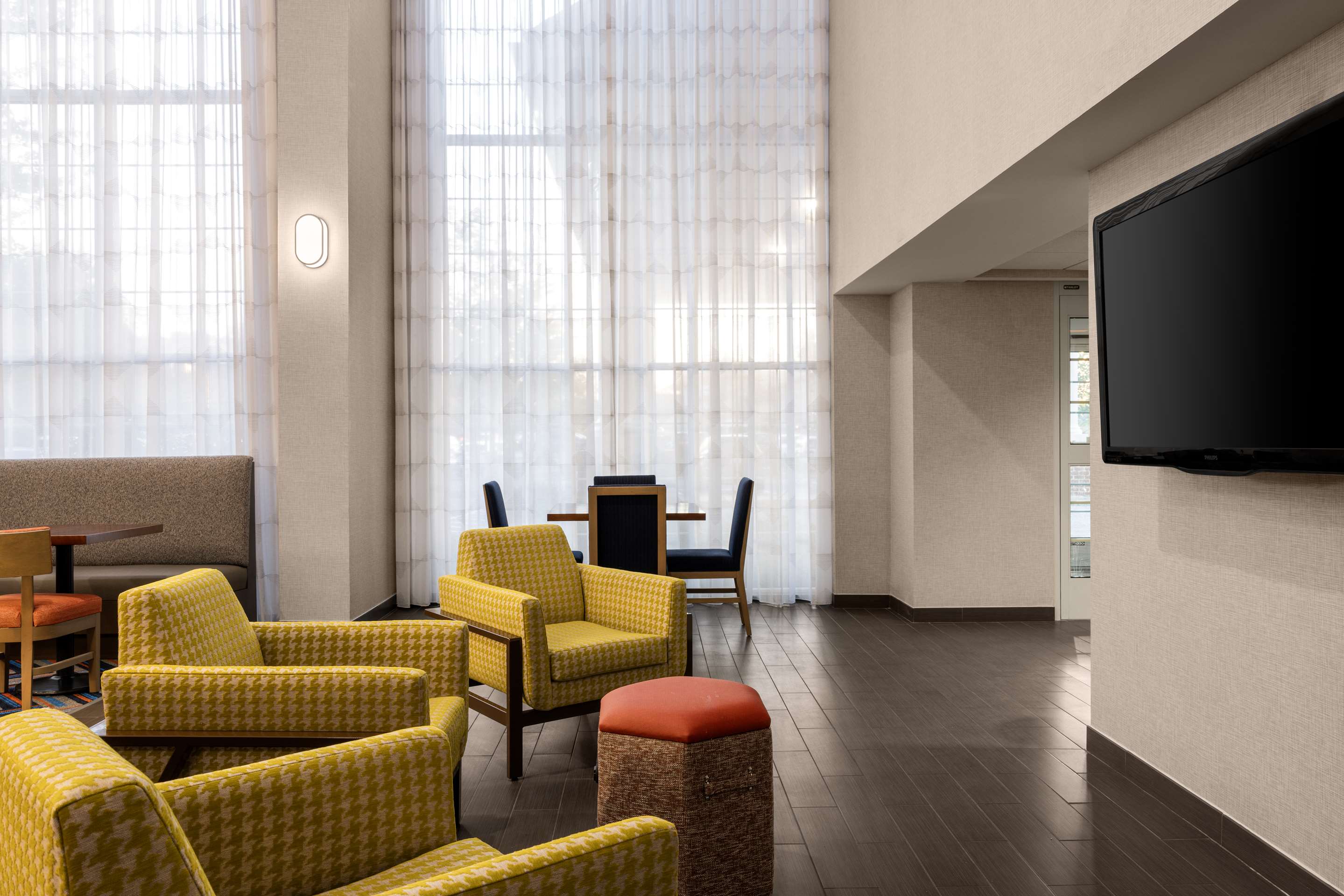 Lobby | Hampton Inn & Suites State College at Williamsburg Square