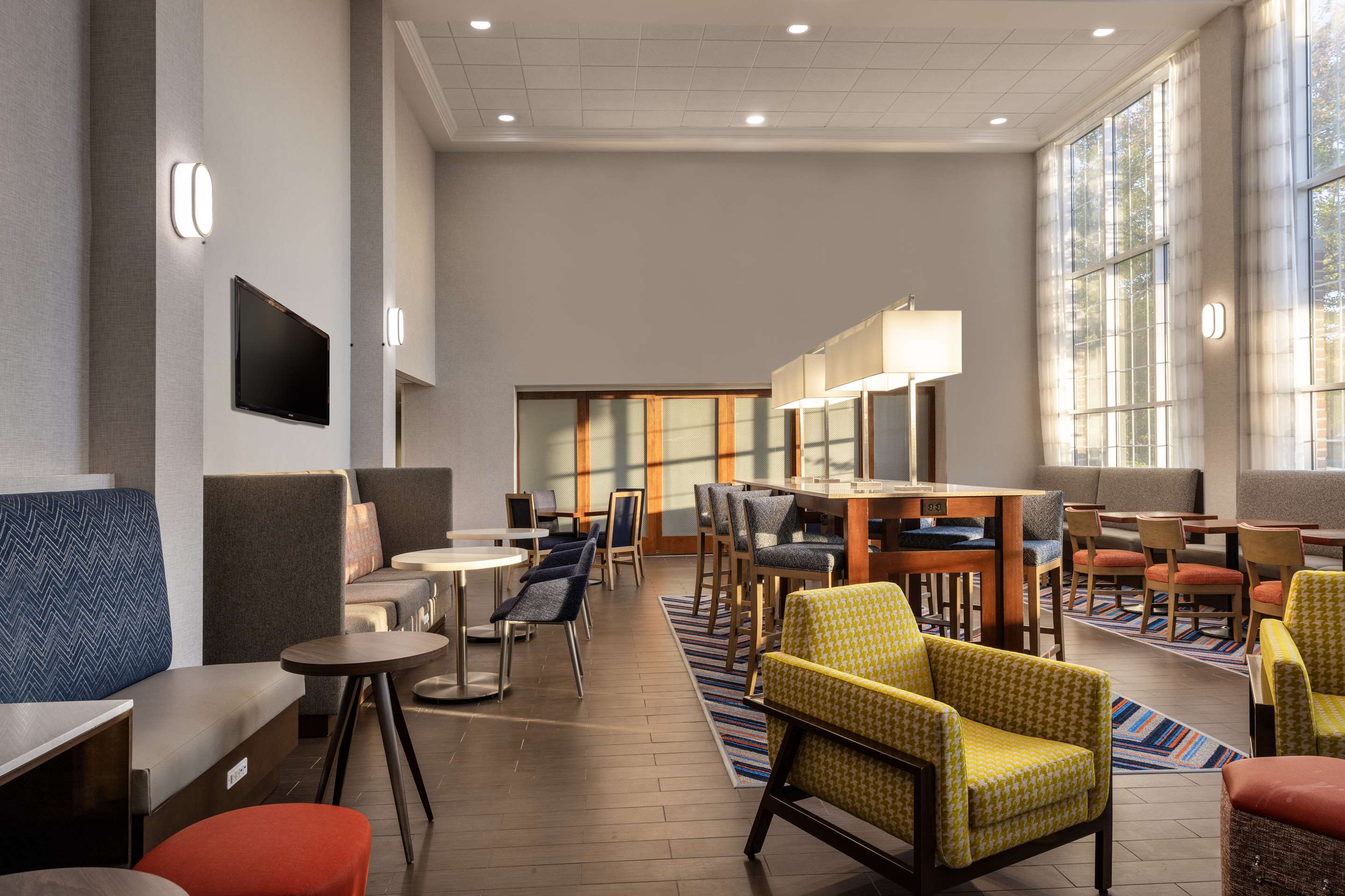 Lobby | Hampton Inn & Suites State College at Williamsburg Square
