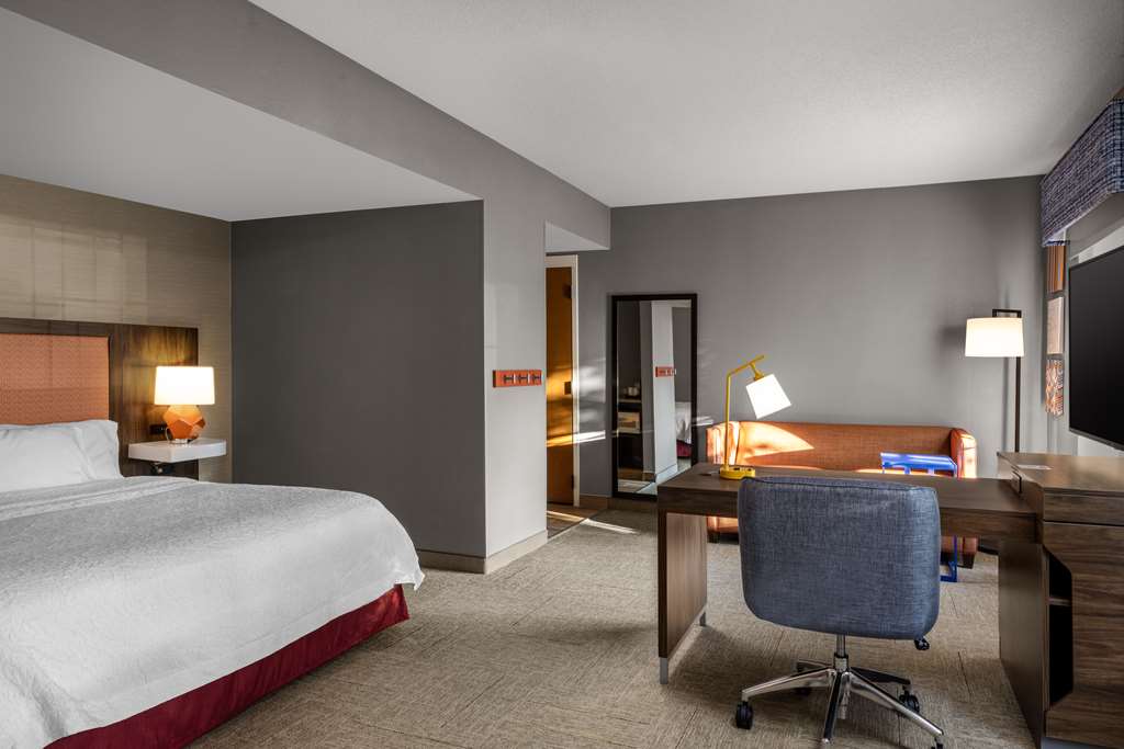 Hampton Inn & Suites State College at Williamsburg Square Room Type - 1 KN ACC TUB STUDIO NOSMOK