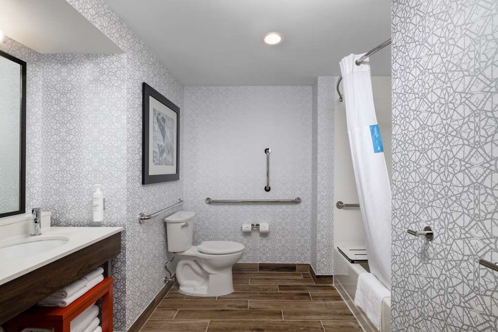 Hampton Inn & Suites State College at Williamsburg Square Room Type - 2QN ACCESSIBLE TUB NS