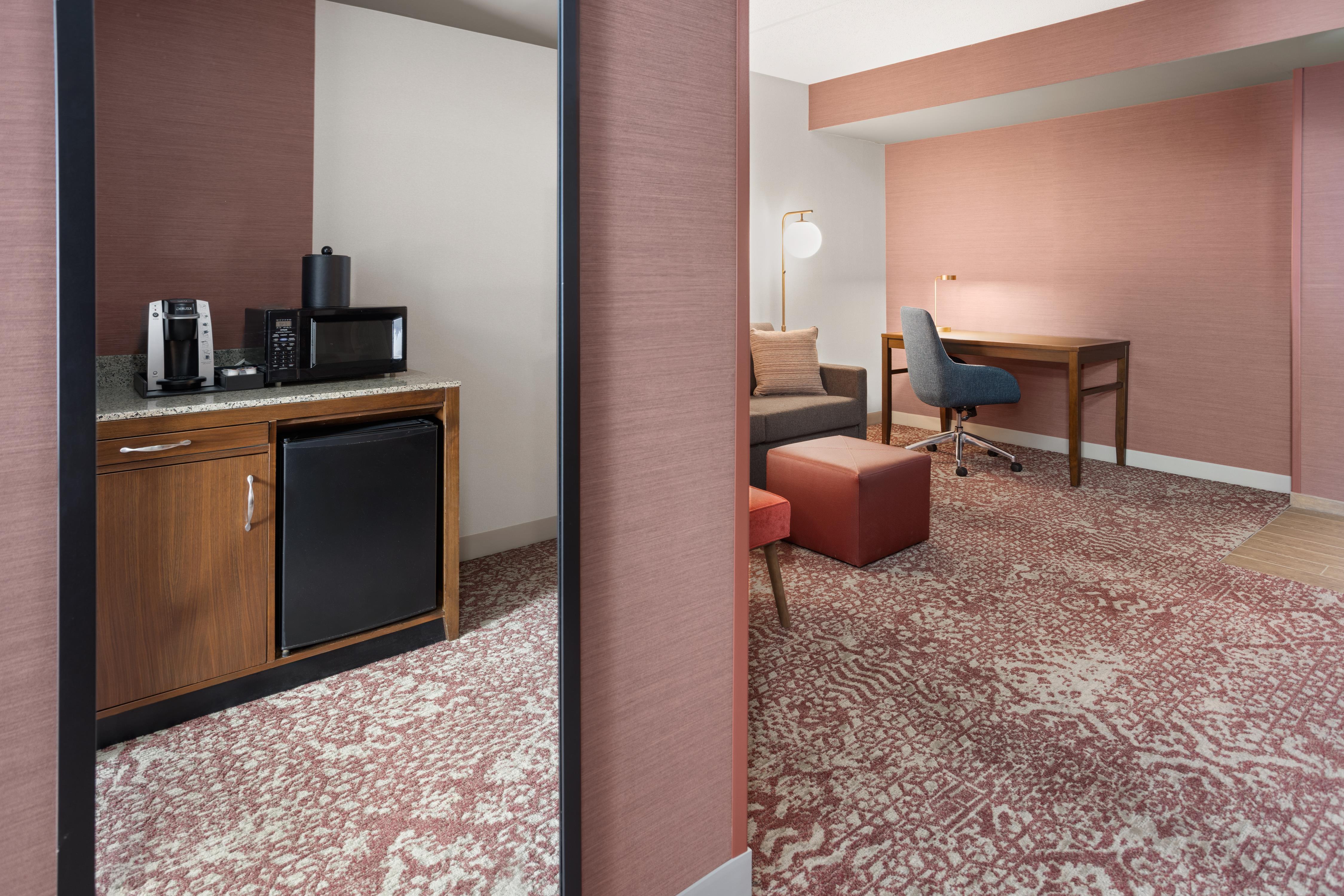 Hilton Garden Inn State College Room Type - 1 KNG ACC JR STE W TUB