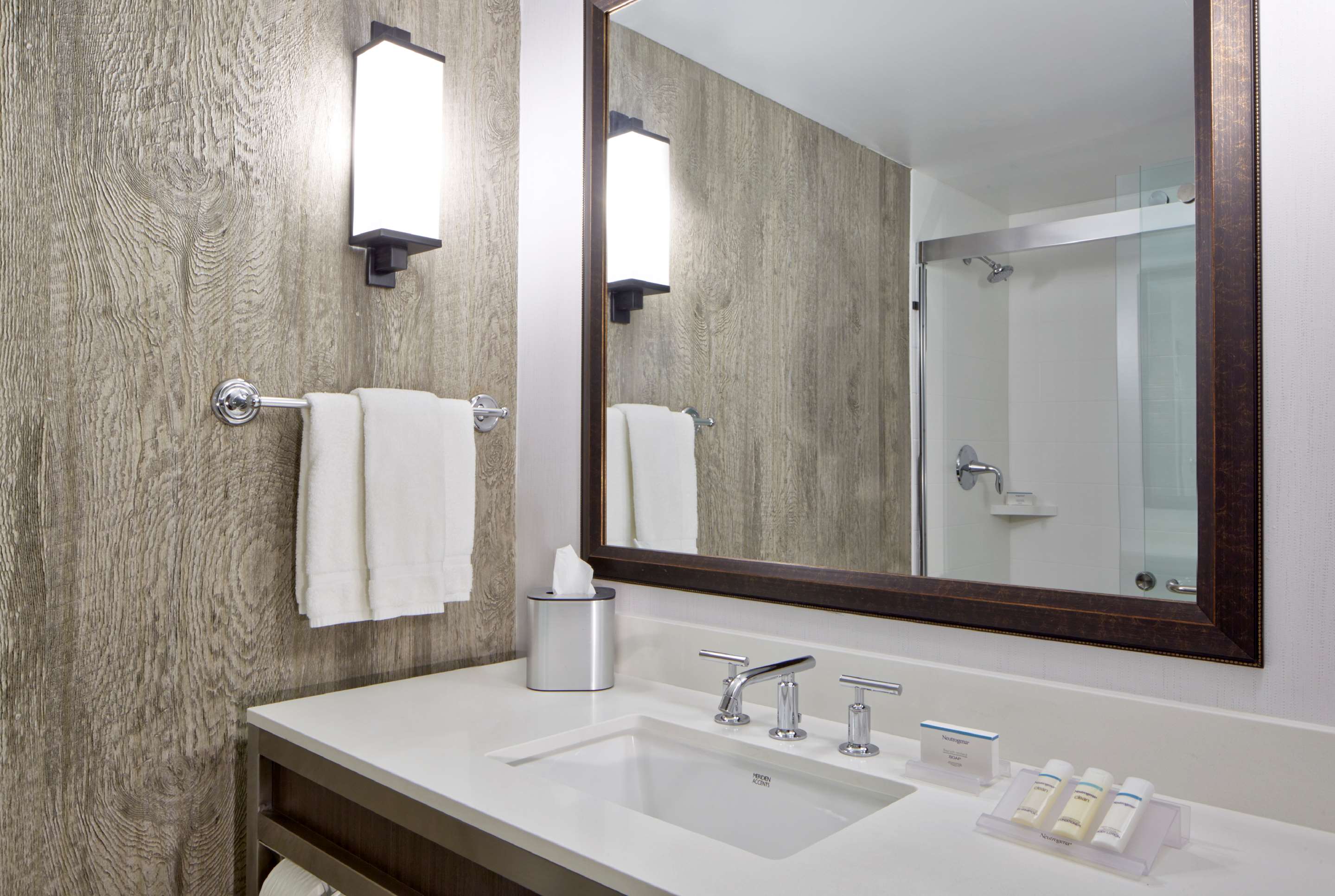 Guest room bath
