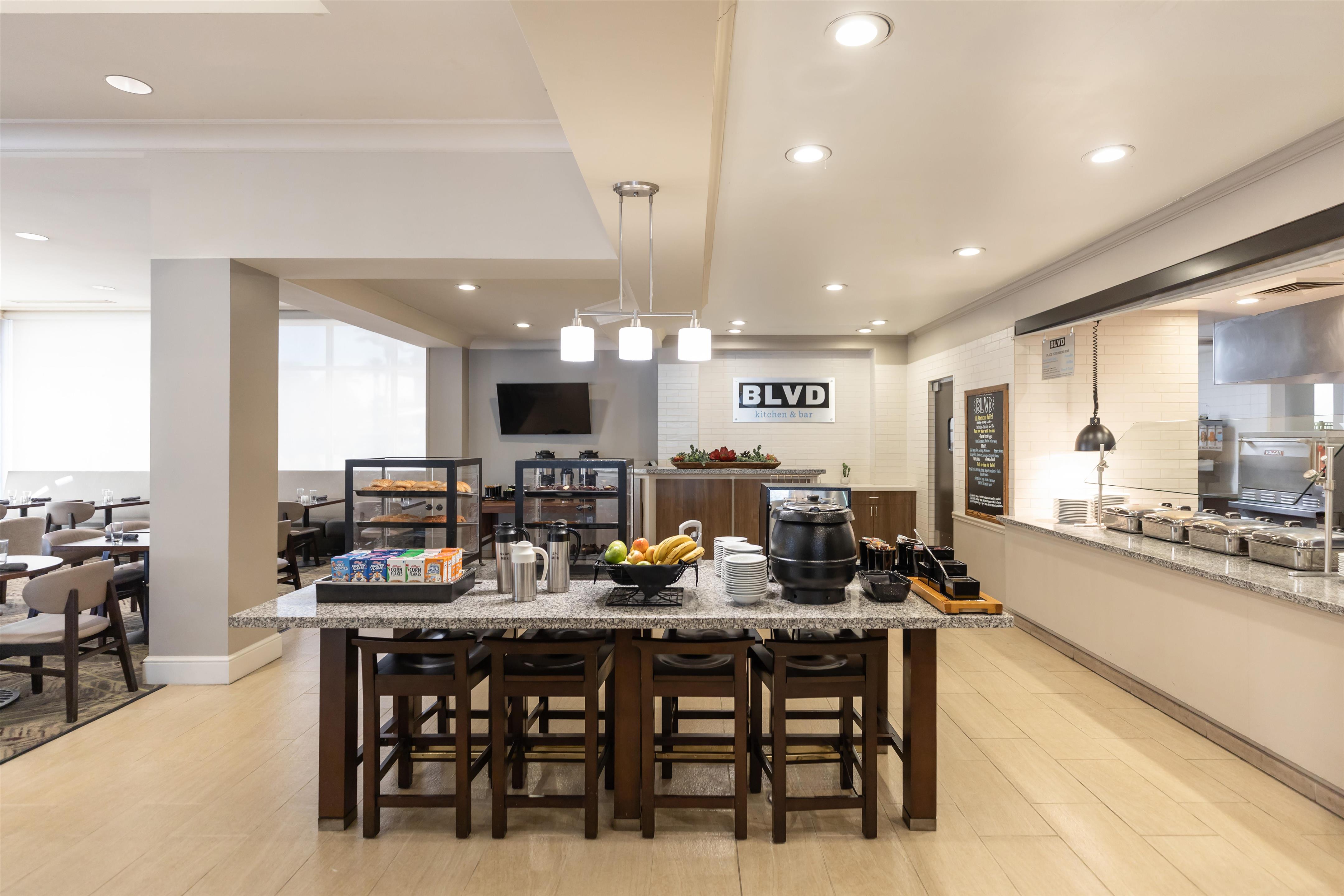 Breakfast Area | Hilton Garden Inn Scottsdale Old Town