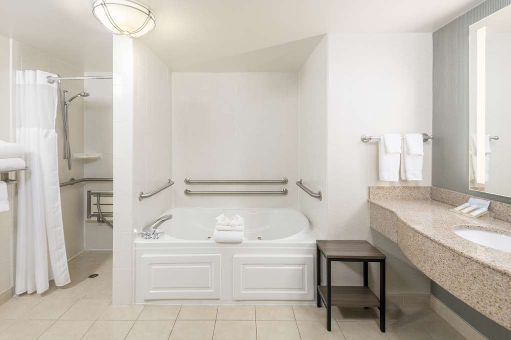 Hilton Garden Inn Scottsdale North/Perimeter Center Room Type - 1KNG ACC SUITE RI SHWR