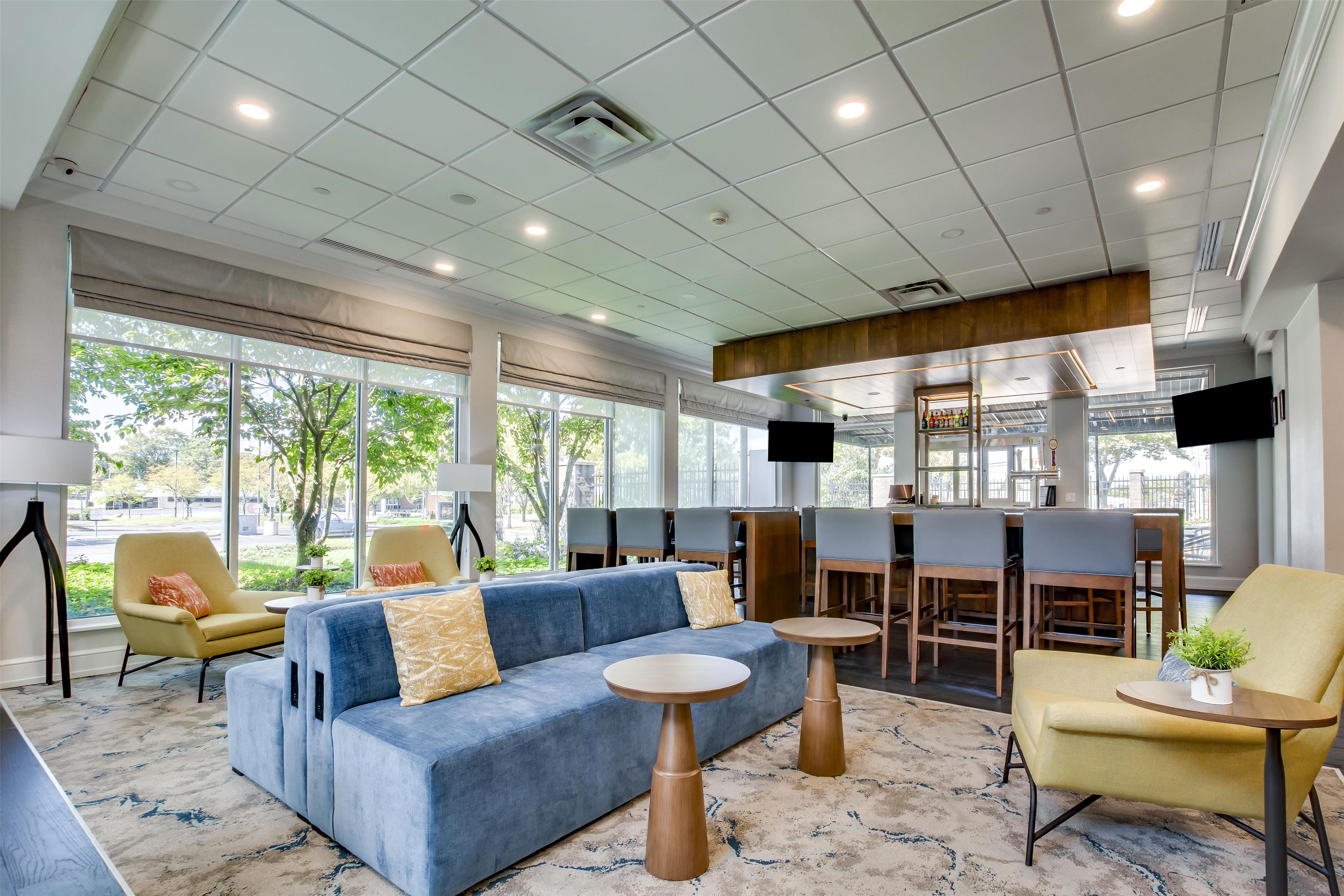 Breakfast Area | Hilton Garden Inn Louisville Airport