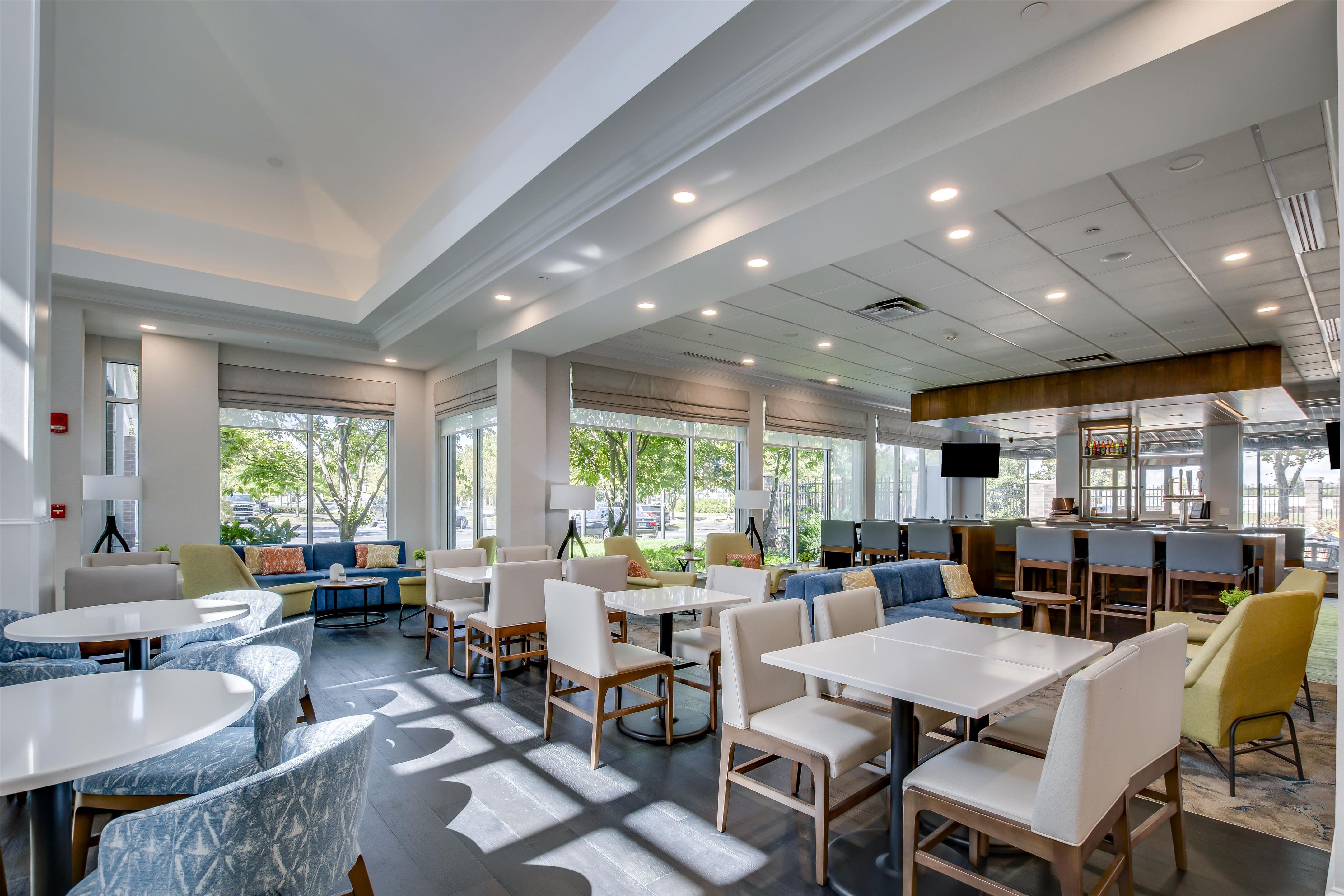 BarLounge | Hilton Garden Inn Louisville Airport