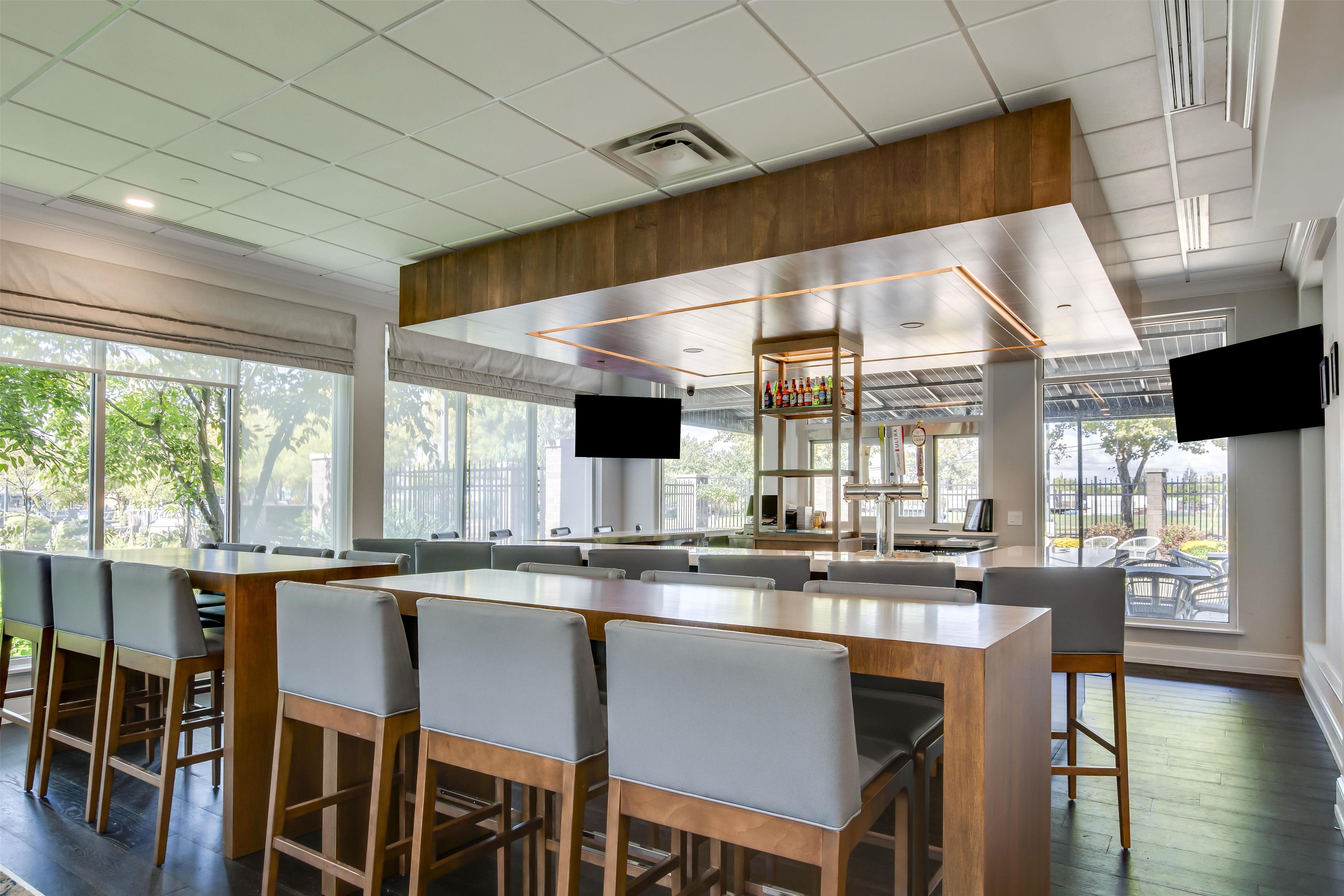 BarLounge | Hilton Garden Inn Louisville Airport