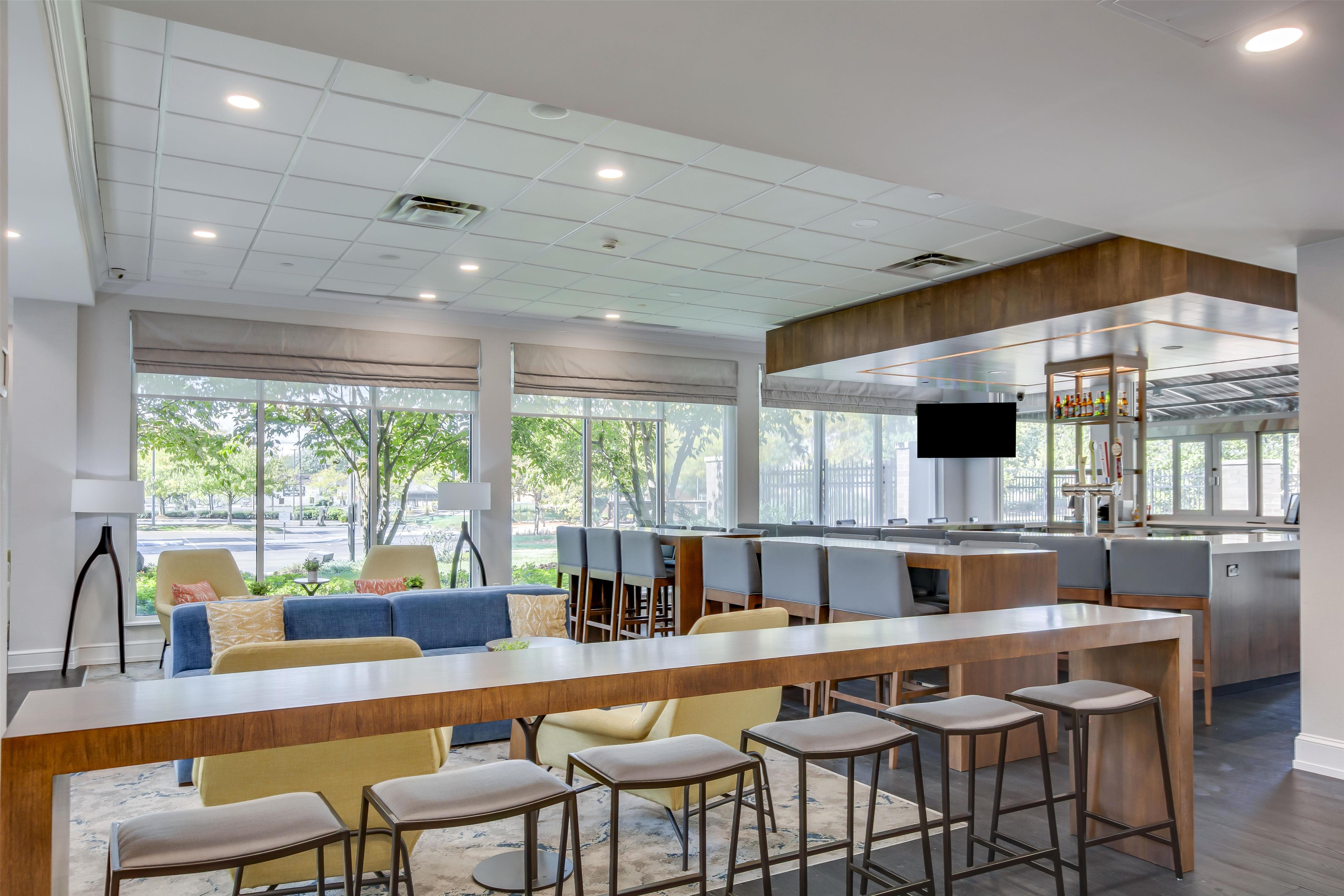 BarLounge | Hilton Garden Inn Louisville Airport