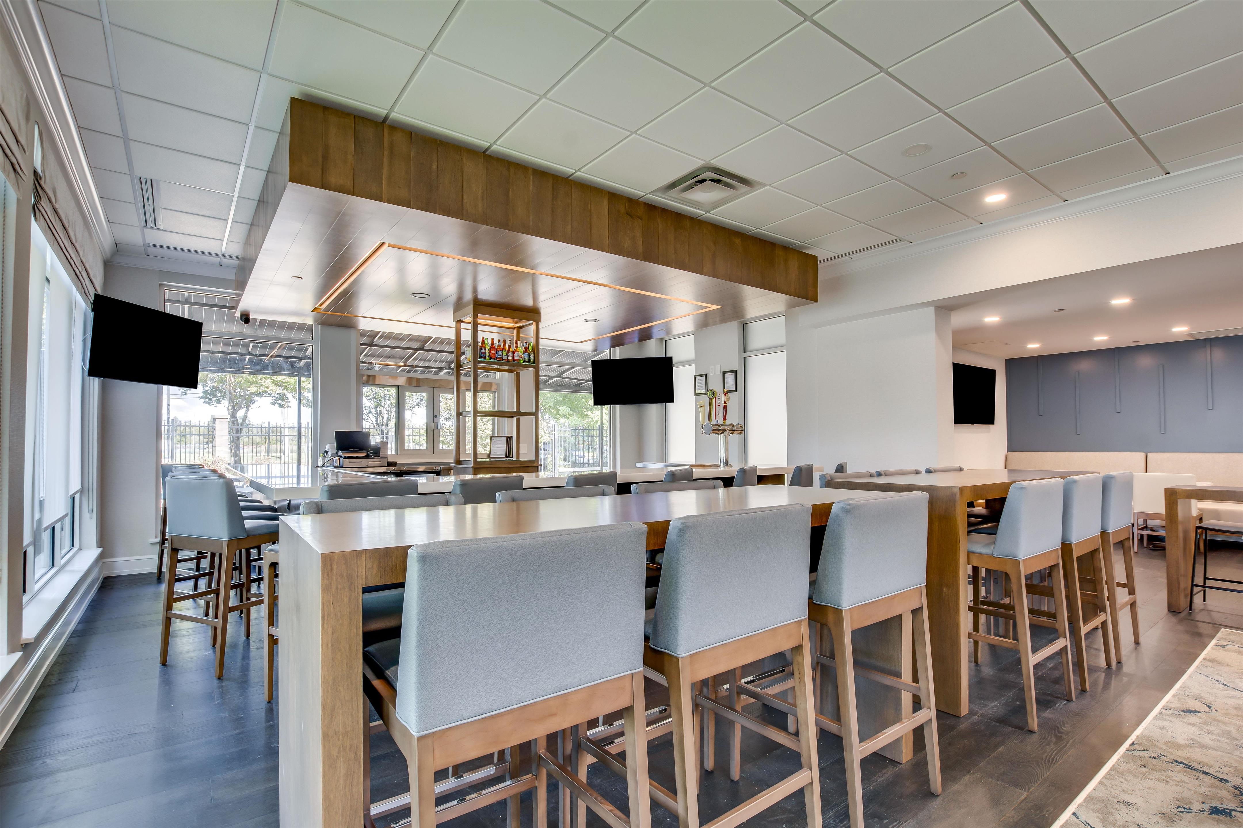 BarLounge | Hilton Garden Inn Louisville Airport