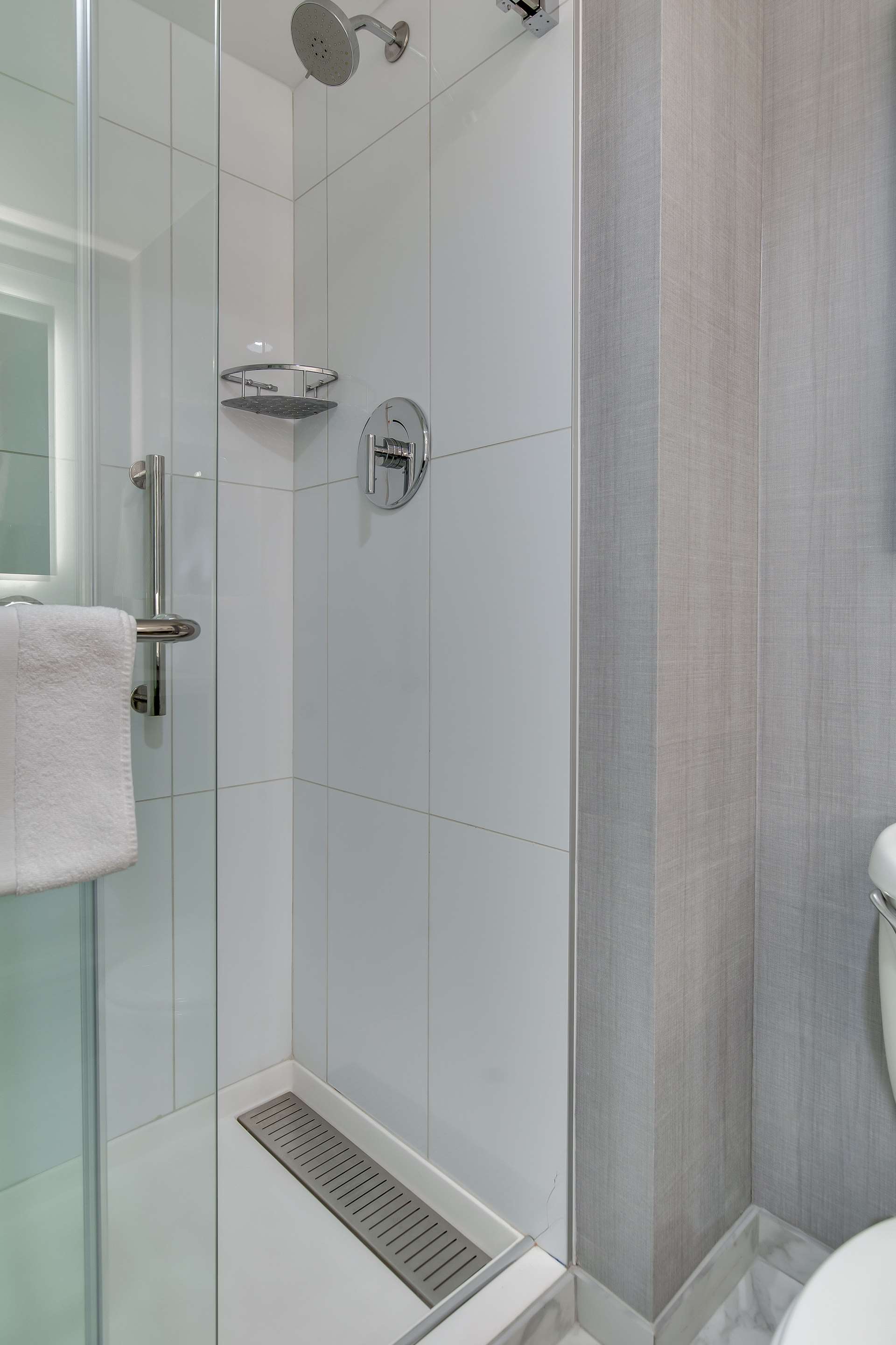 Guest room bath