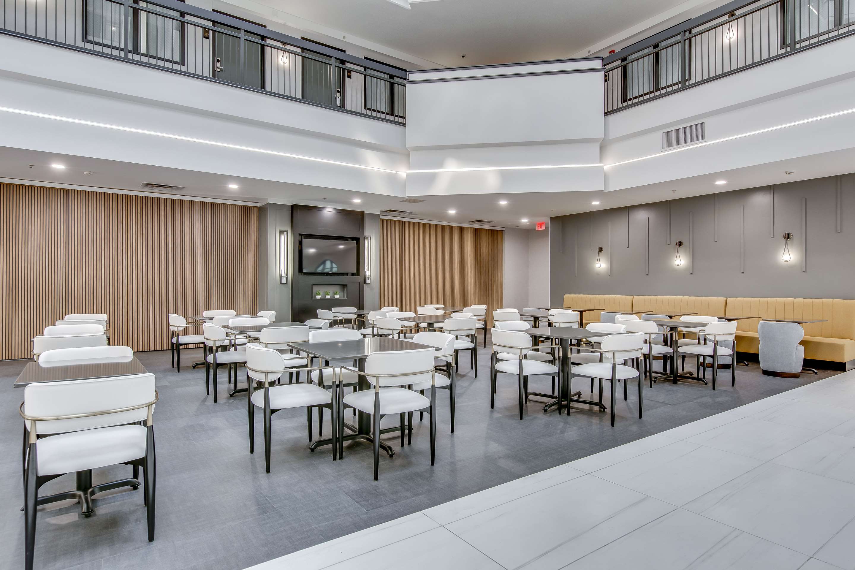 Lobby | Embassy Suites by Hilton Louisville East