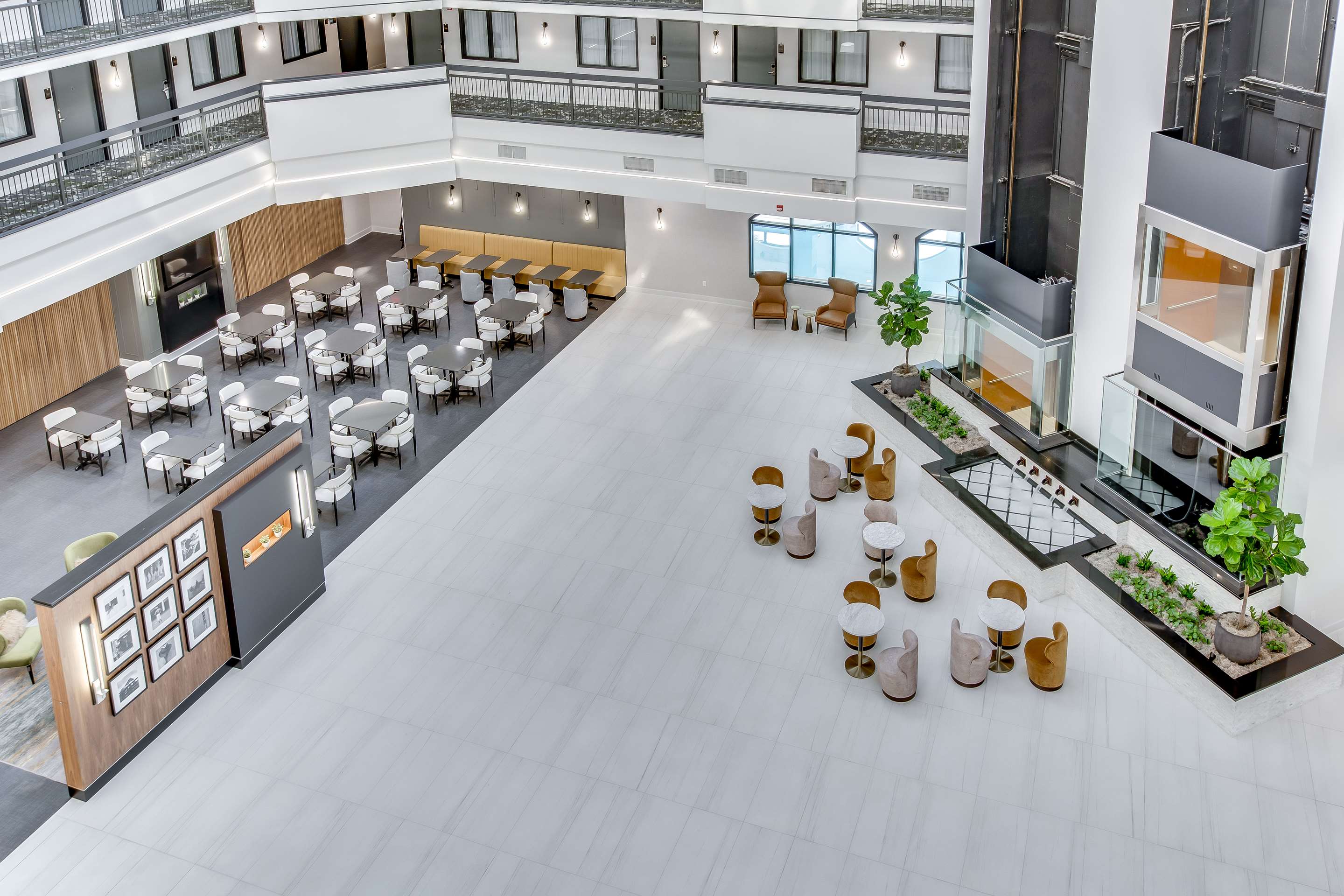 Lobby | Embassy Suites by Hilton Louisville East