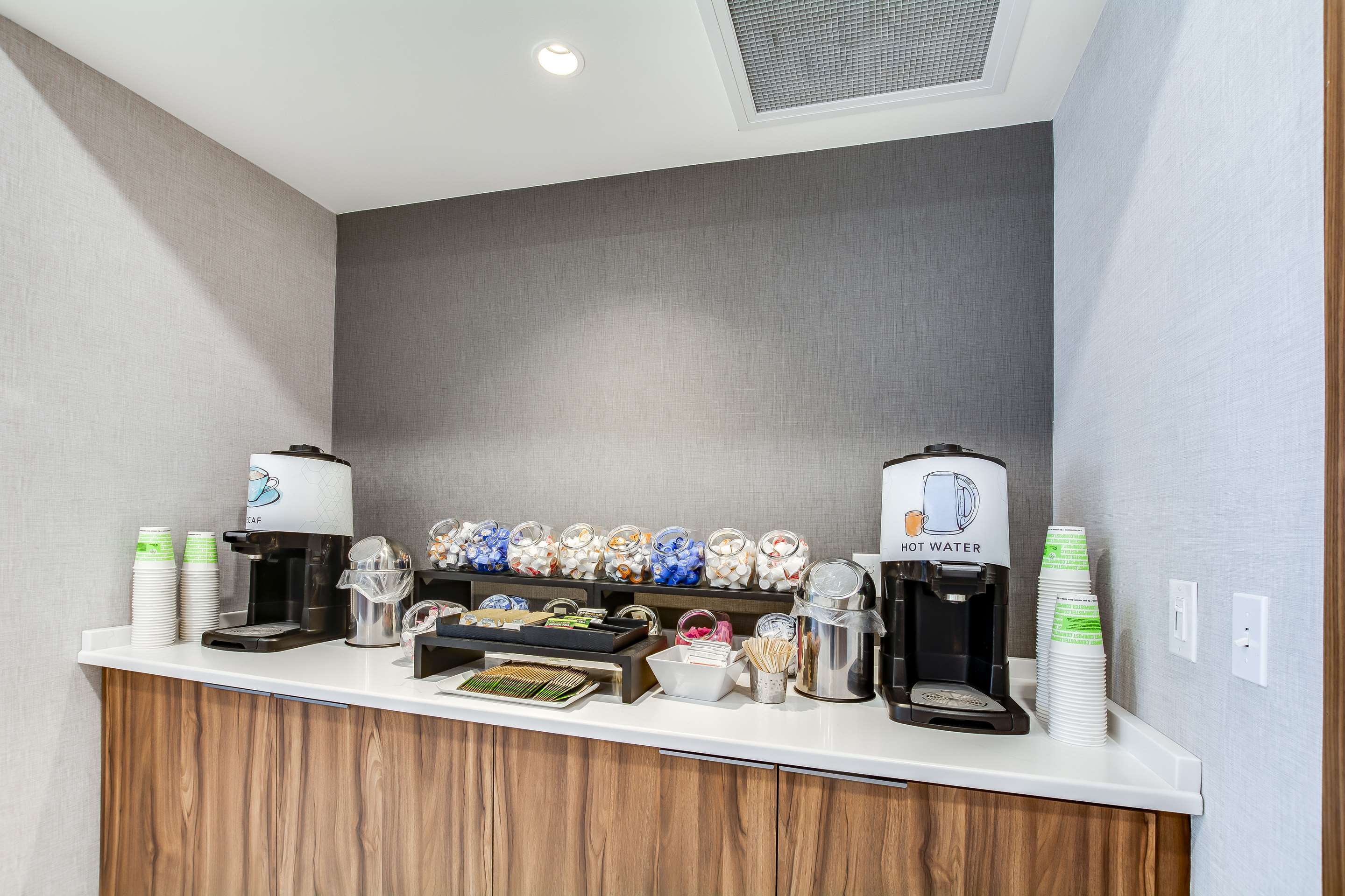 Breakfast Area | Embassy Suites by Hilton Louisville East