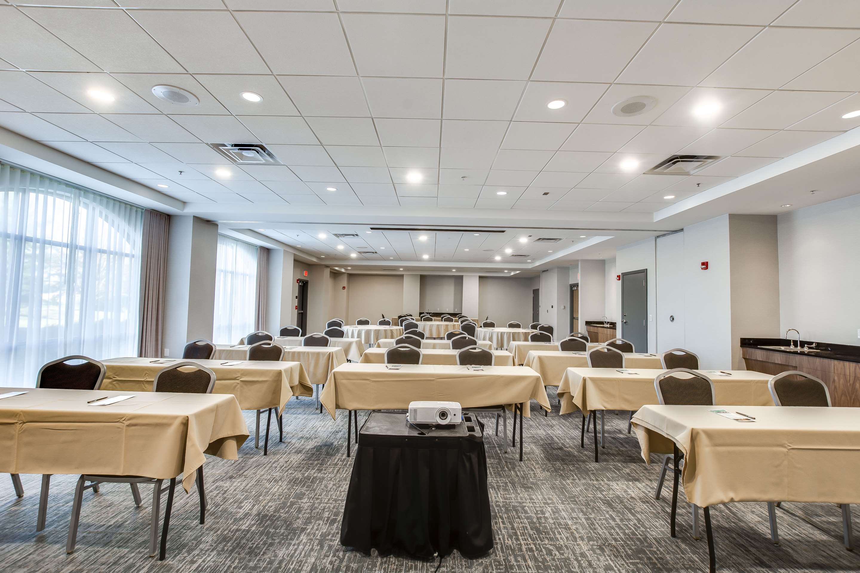 Meeting Room | Embassy Suites by Hilton Louisville East