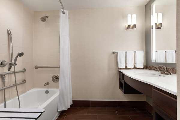 - Hilton Garden Inn Downtown Louisville - I-65, Exit 136C