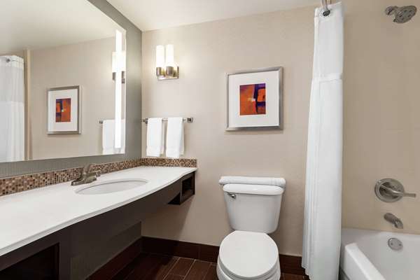  - Hilton Garden Inn Downtown Louisville - I-65, Exit 136C