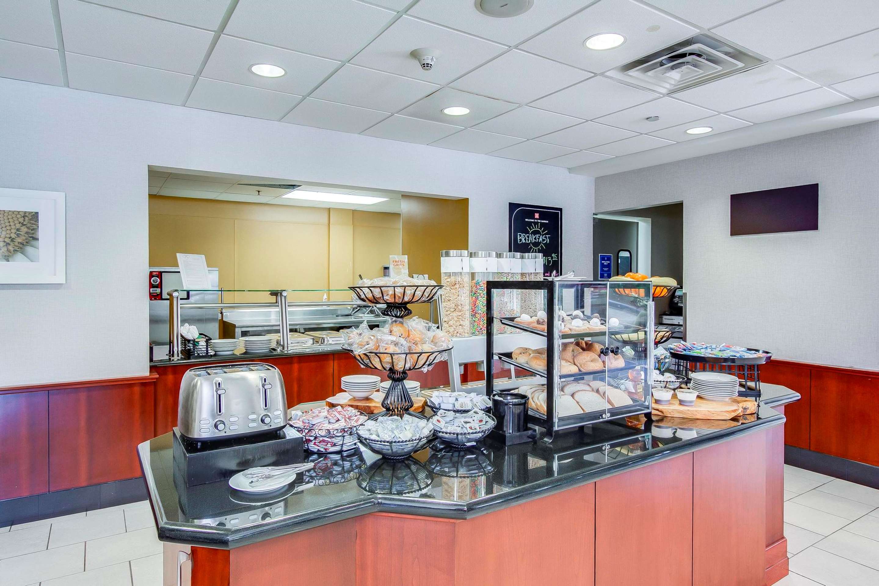 Breakfast Area | Hilton Garden Inn Louisville/Northeast