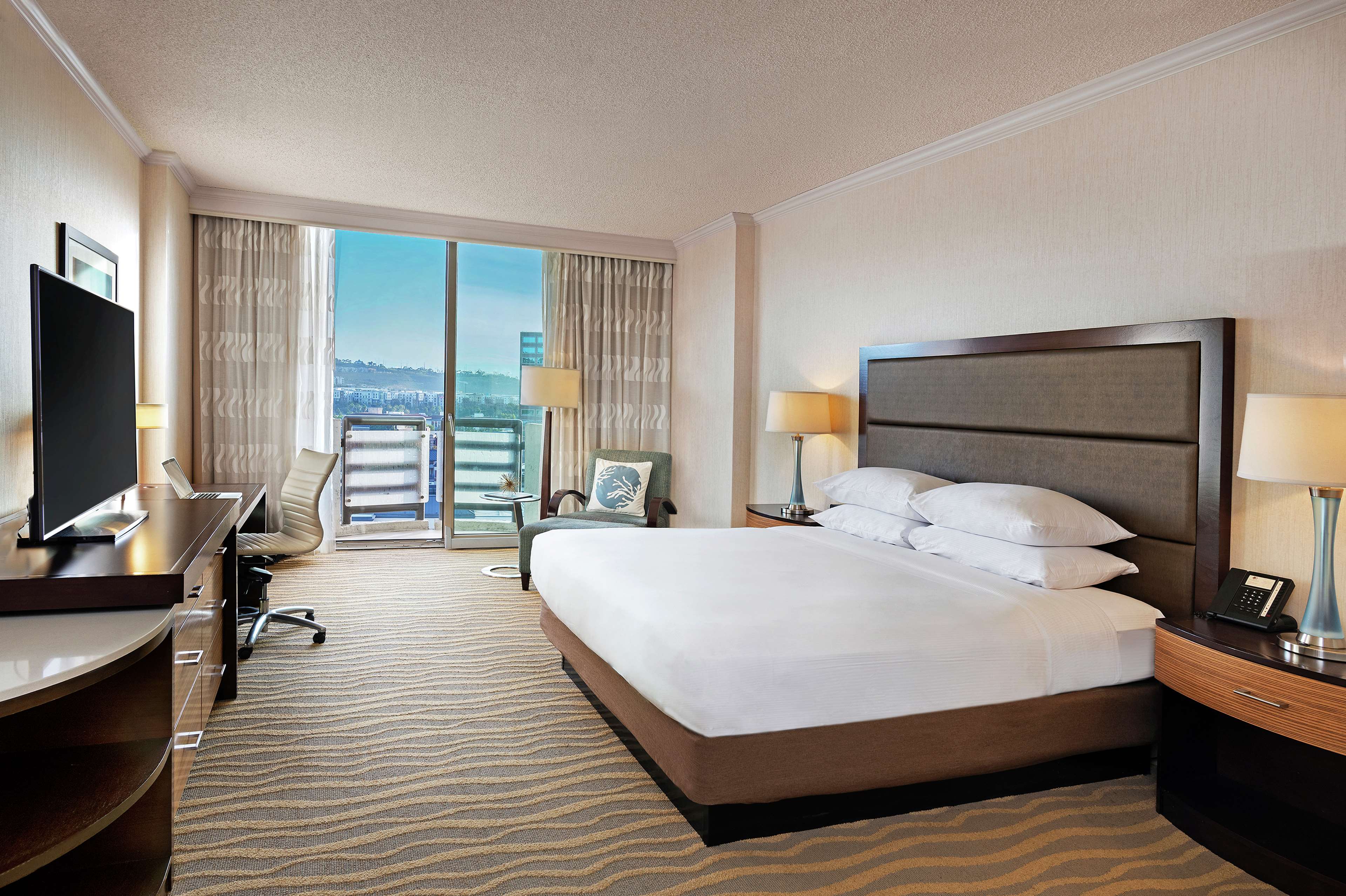 DoubleTree by Hilton Hotel San Diego - Mission Valley Room Type - 1 KING DELUXE W BALCONY