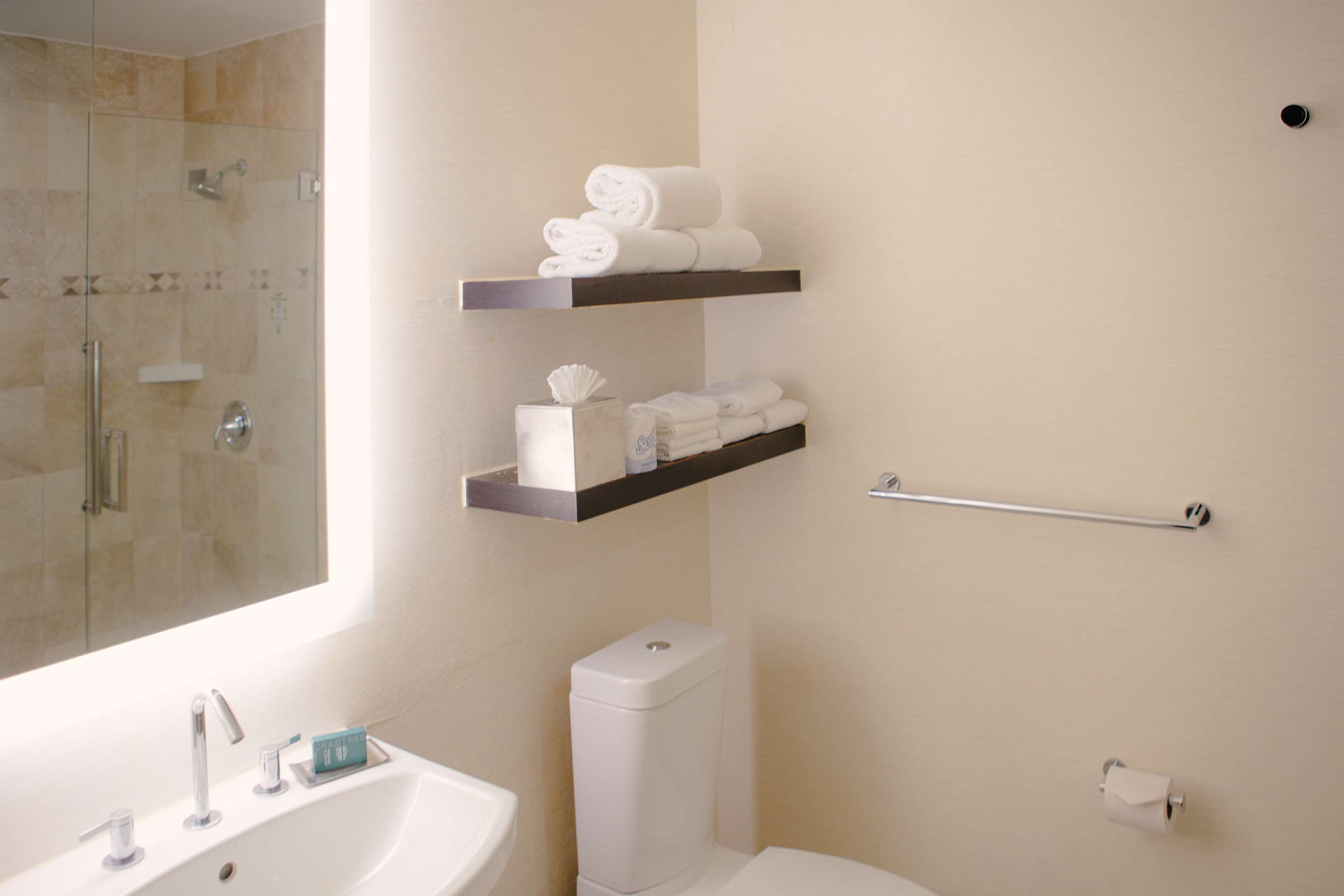 Guest room bath
