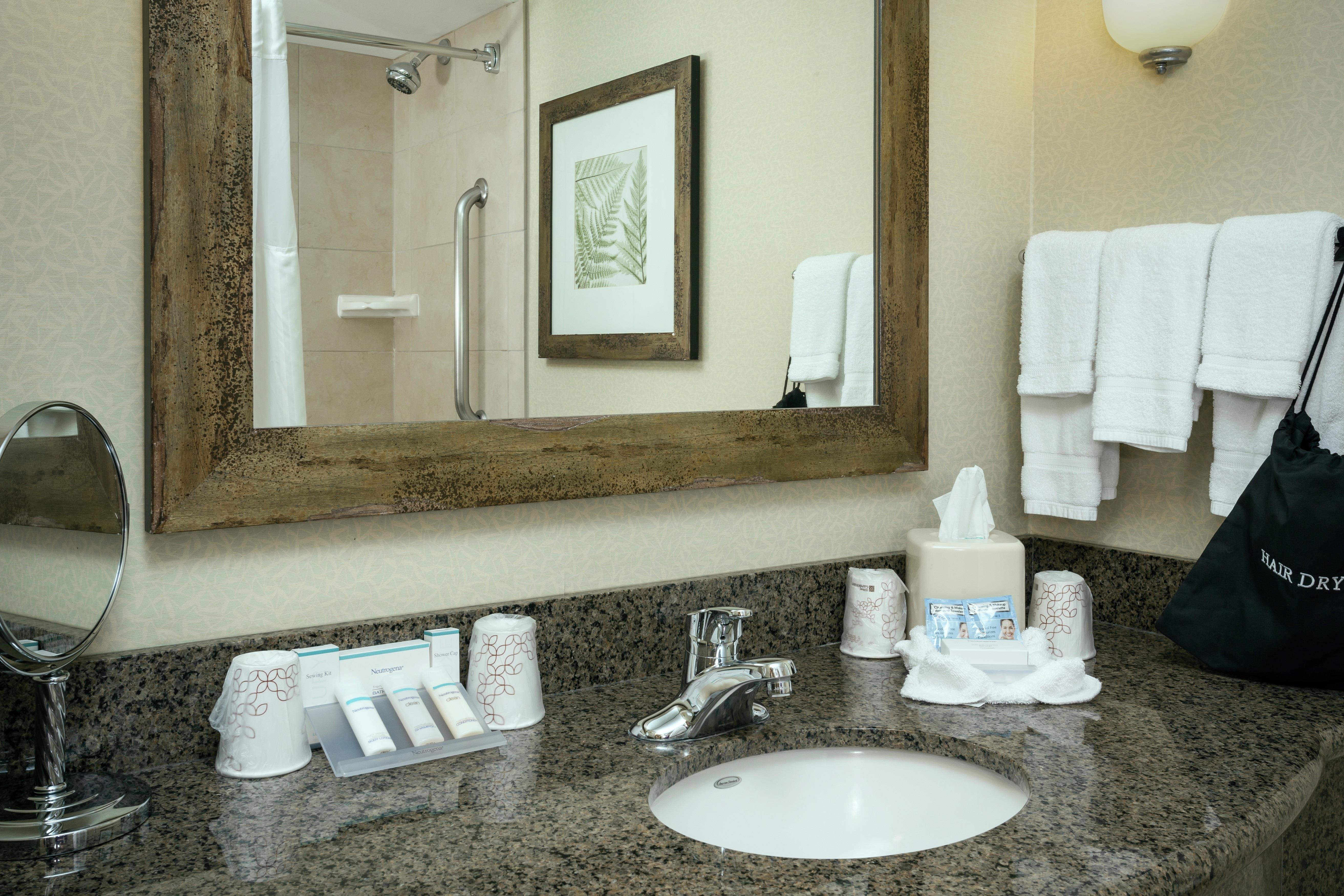 HILTON GARDEN INN SEATTLE ISSAQ Room Type - 1KNG MOB HEARING ACC W TUB