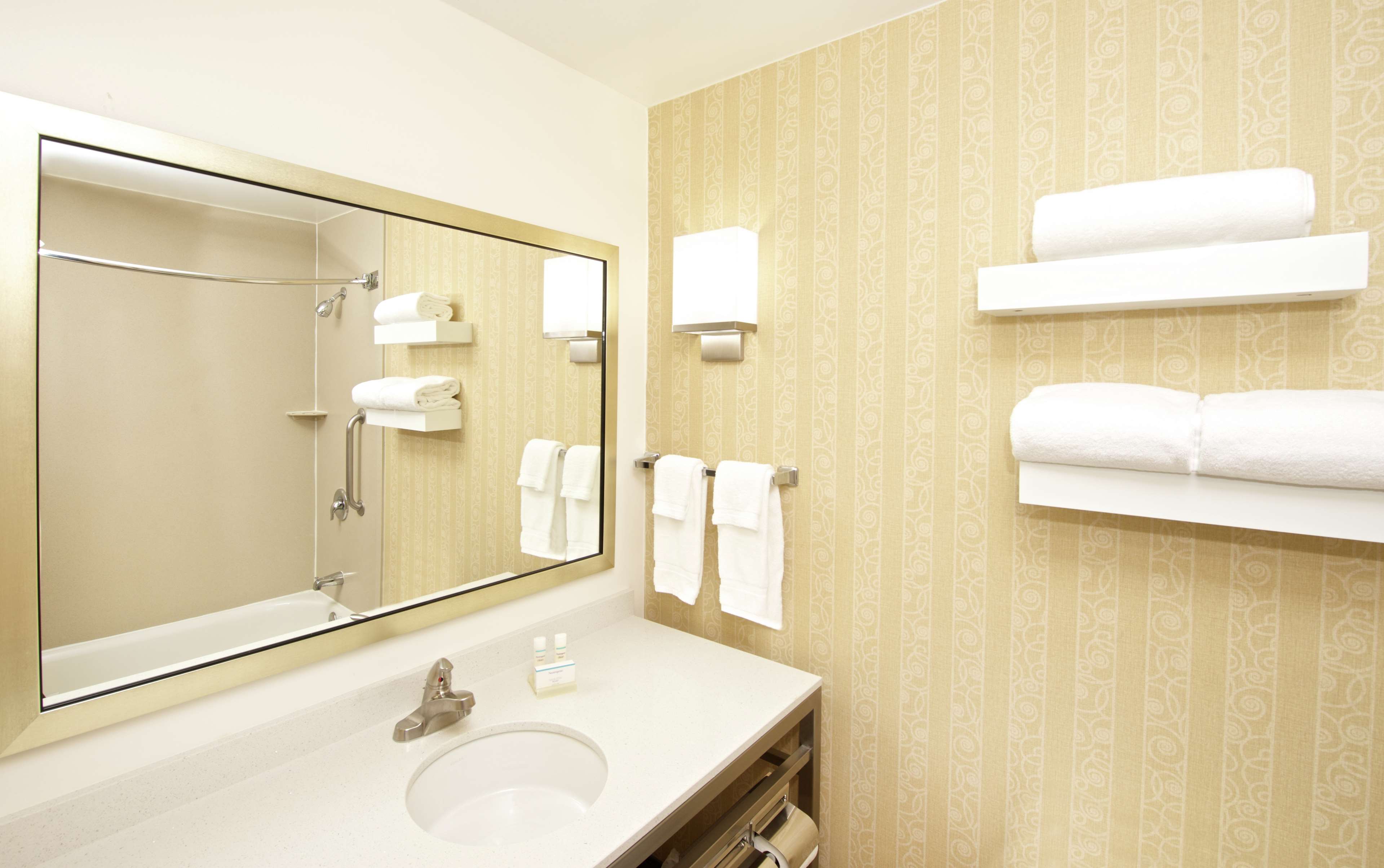 Hilton Garden Inn Seattle/Renton Room Type - 1 KING W DRINKS-SNACKS