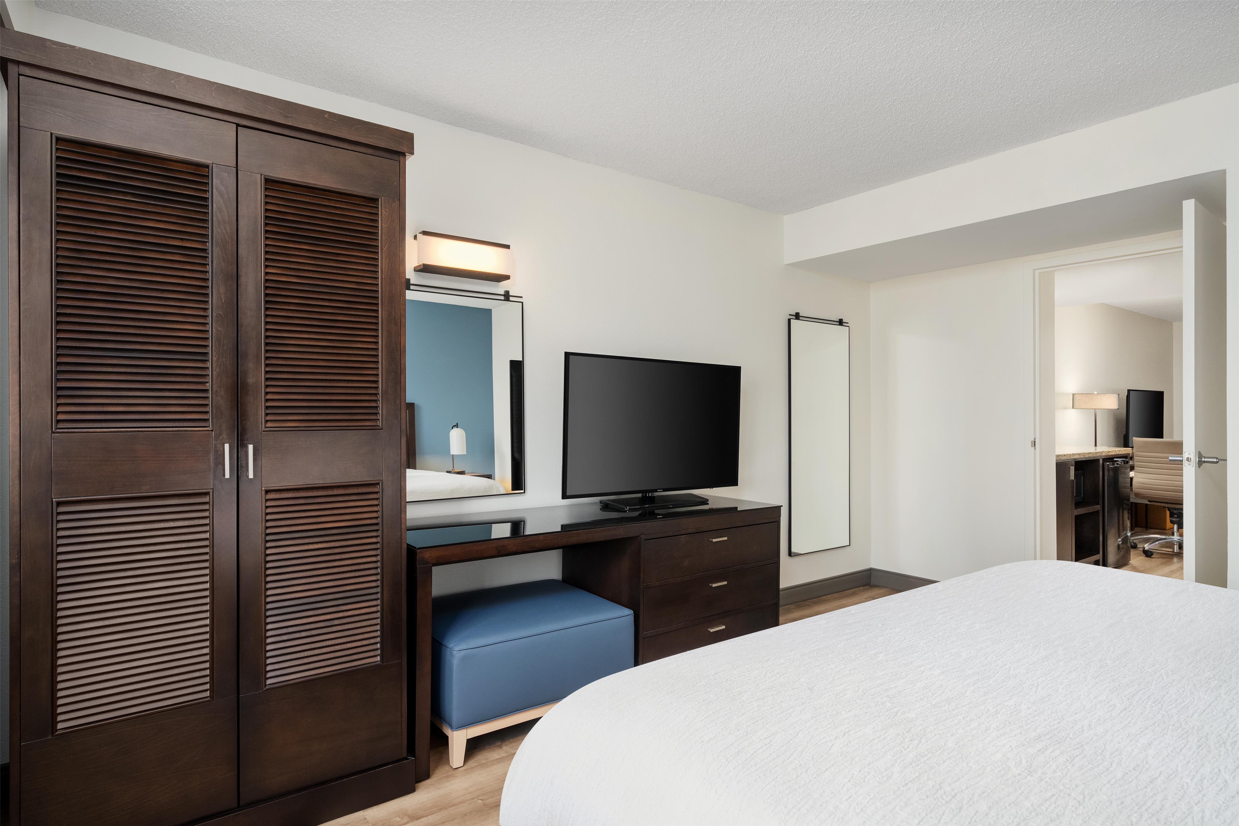 1 King 1 Bedroom Mobility/Hearing Accessible with Tub Non-smoking 
