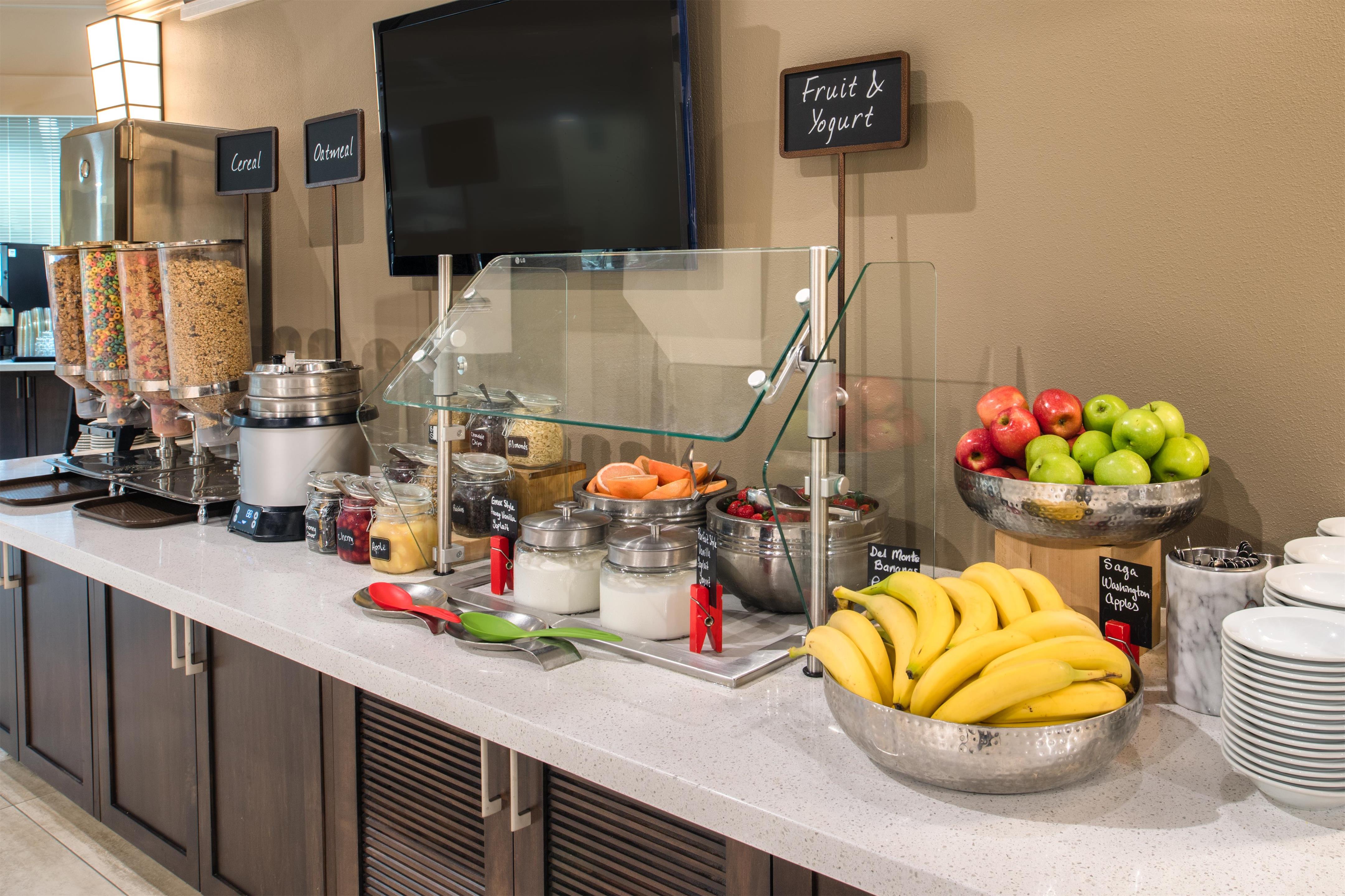 Breakfast Area | Embassy Suites by Hilton Seattle Tacoma International Airport