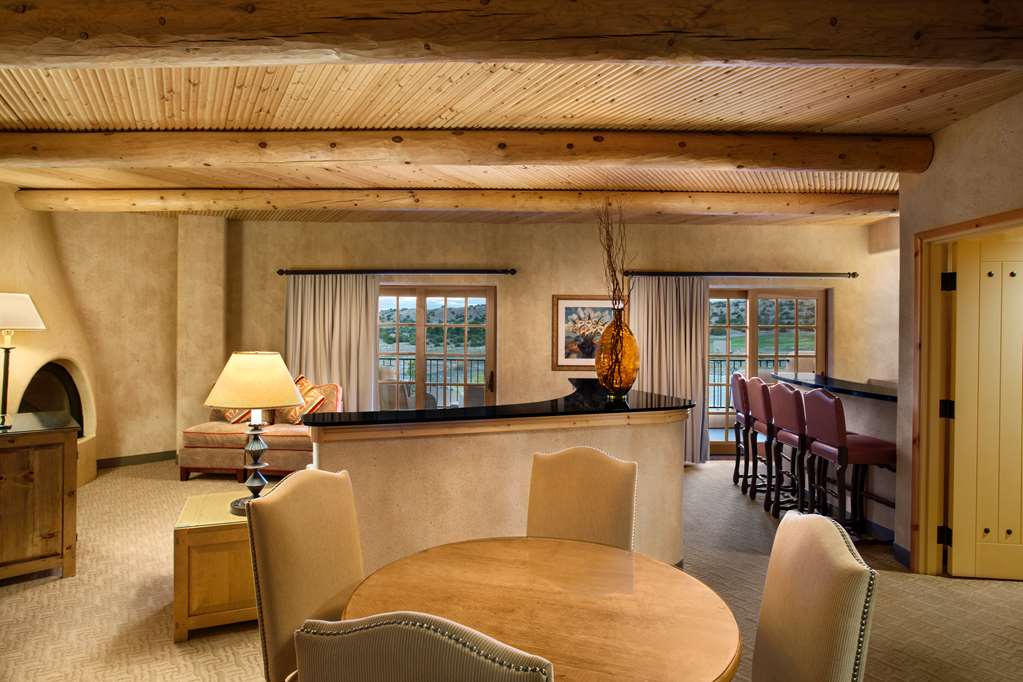 Hilton Santa Fe Buffalo Thunder Room Type - 1 KING ENCHANTMENT SUITE