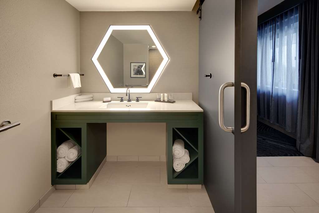 Embassy Suites by Hilton San Rafael Marin County Room Type - 1KNG STE MOB HR ACC TUB NS