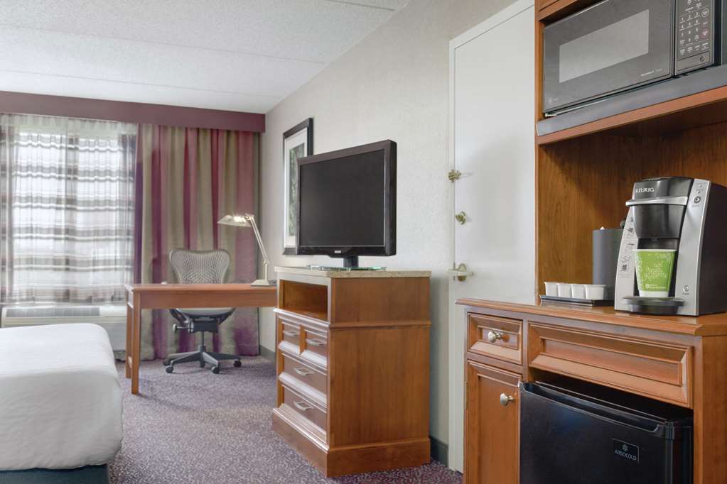 Hilton Garden Inn-Springfield, MA Room Type - 2QN MOB HEA ACC RI-SHW