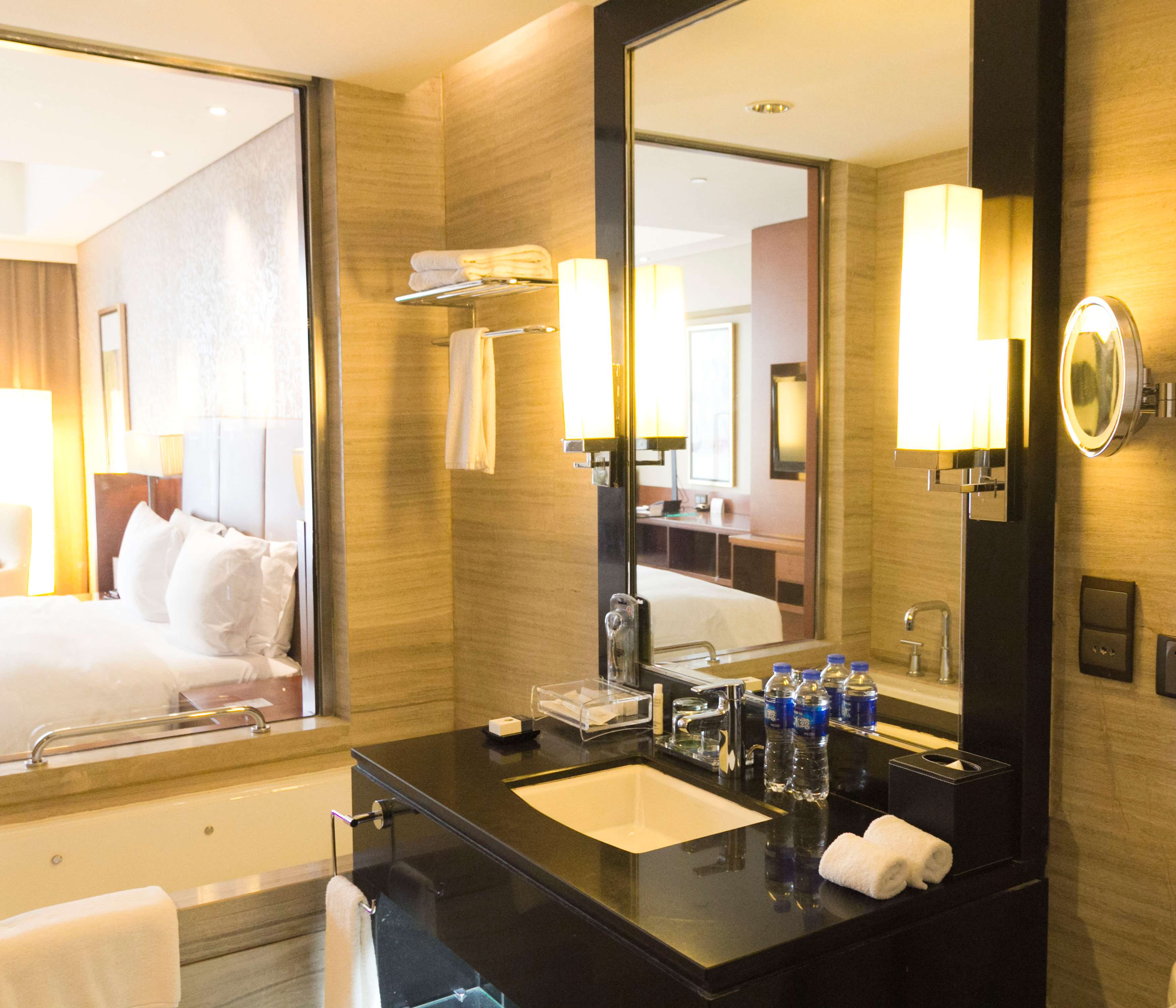 DoubleTree by Hilton Hotel Shenyang Room Type - 1 KING BED GUESTROOM