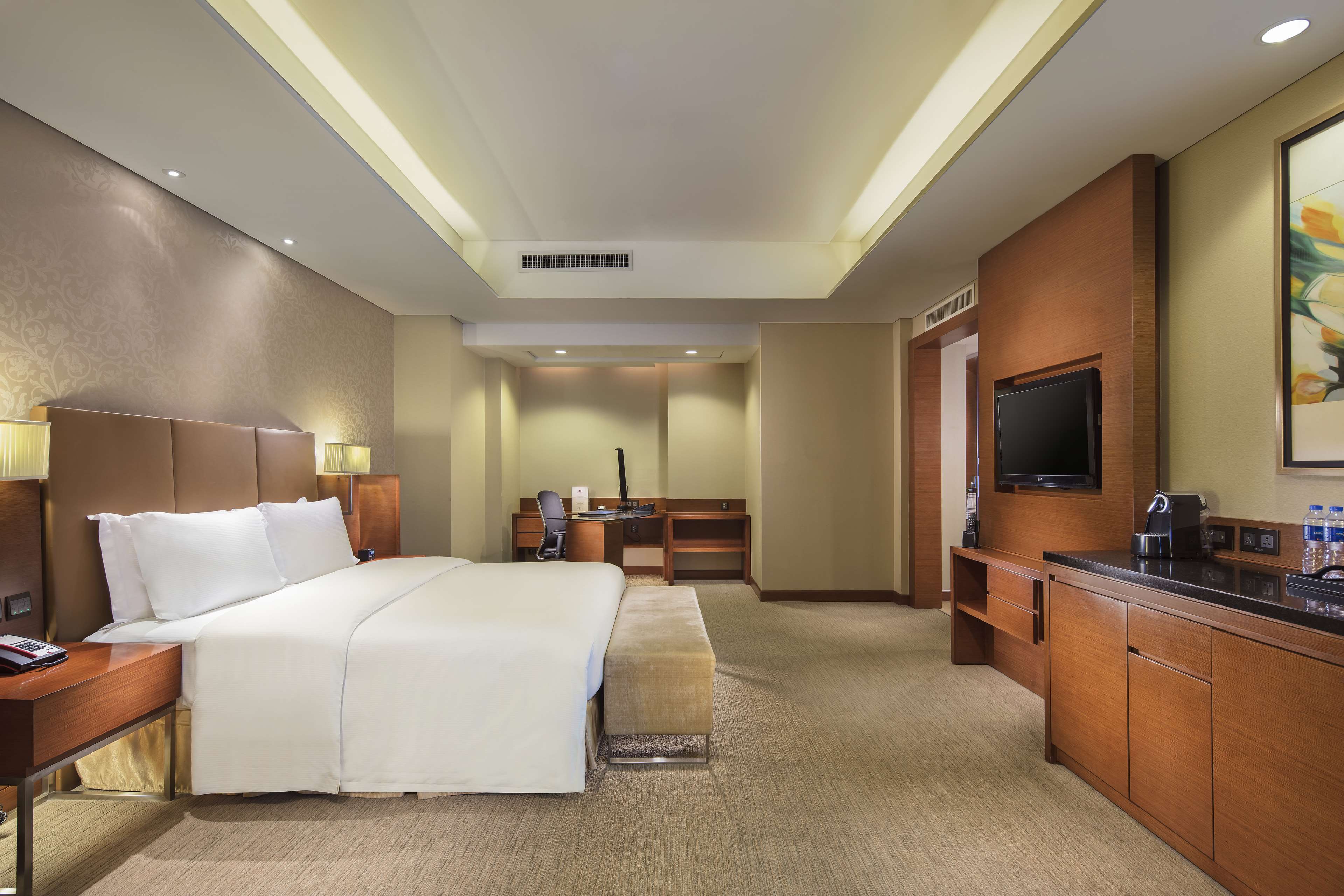 DoubleTree by Hilton Hotel Shenyang Room Type - 1 KING BED EXECUTIVE 2 BAY