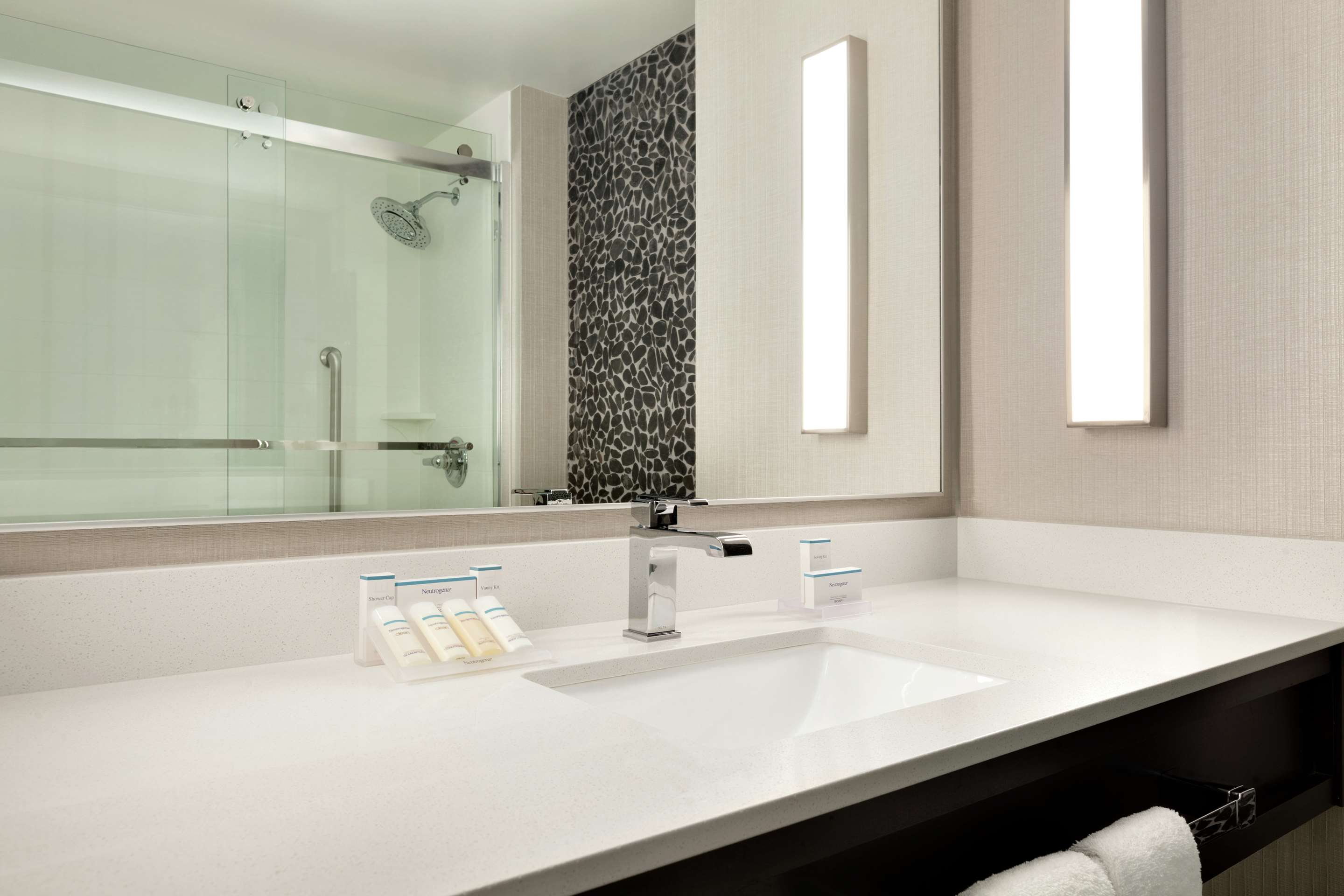 Guest room bath