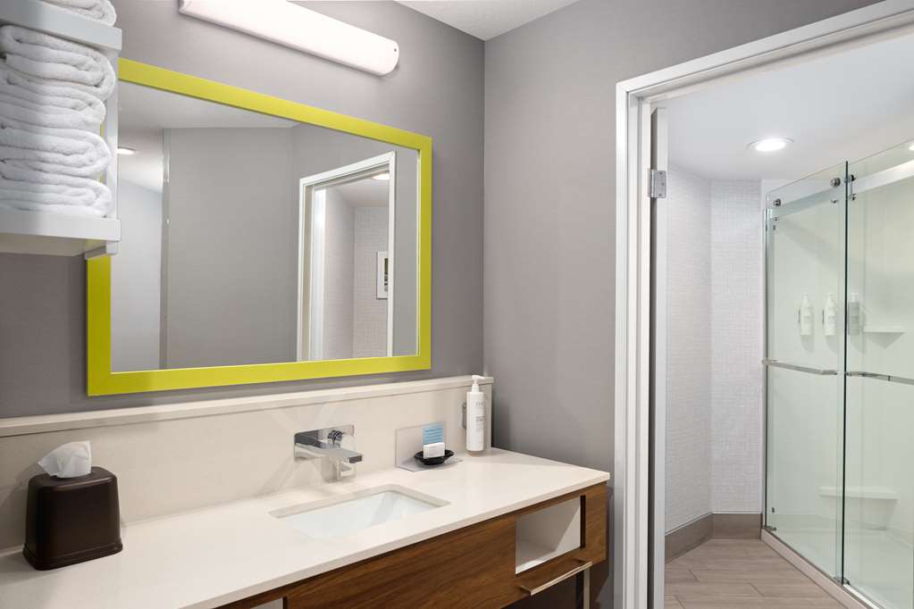 Hampton Inn Spokane-guestroom-Guest Room,Bathroom,On-Site.jpg