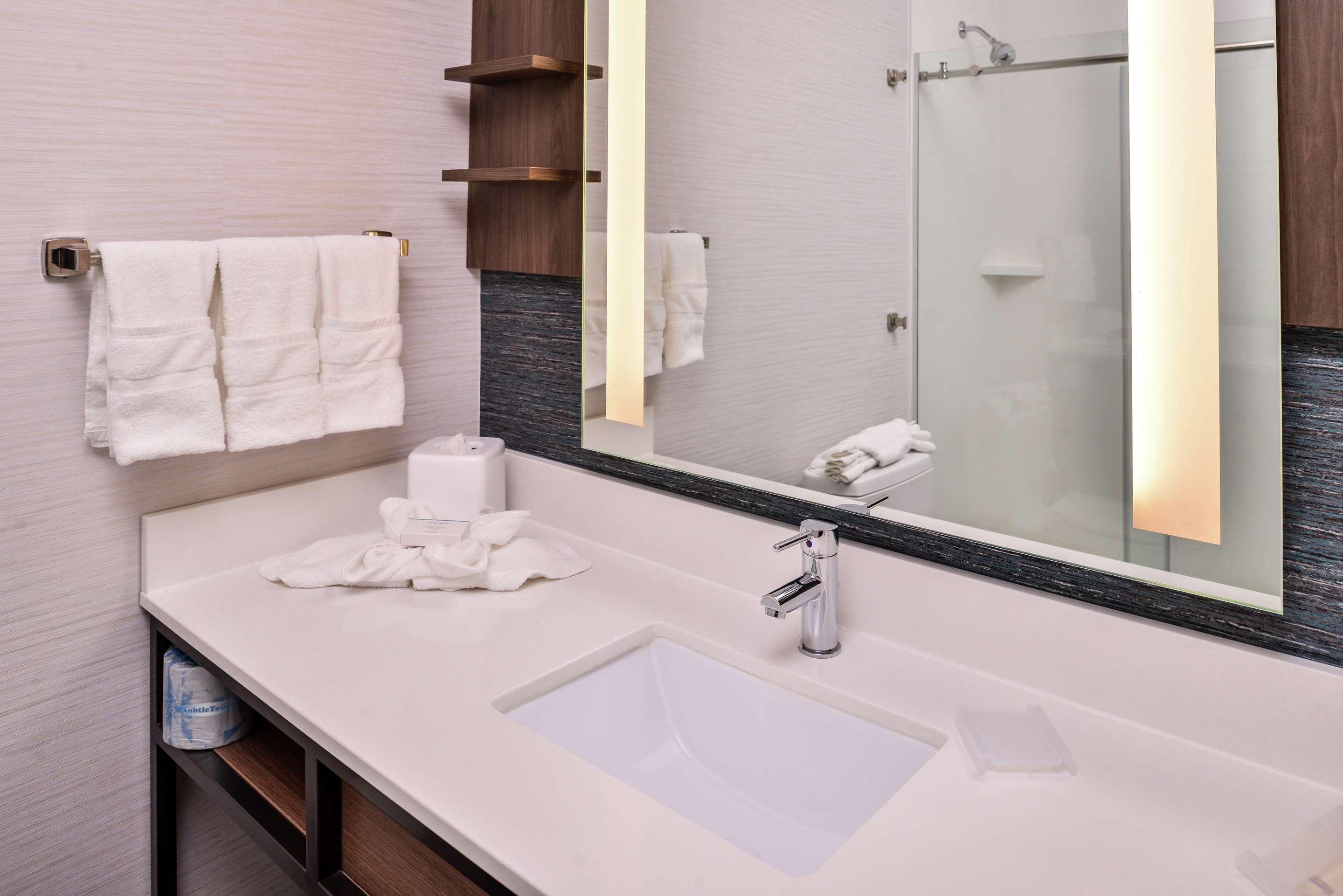 Guest room bath