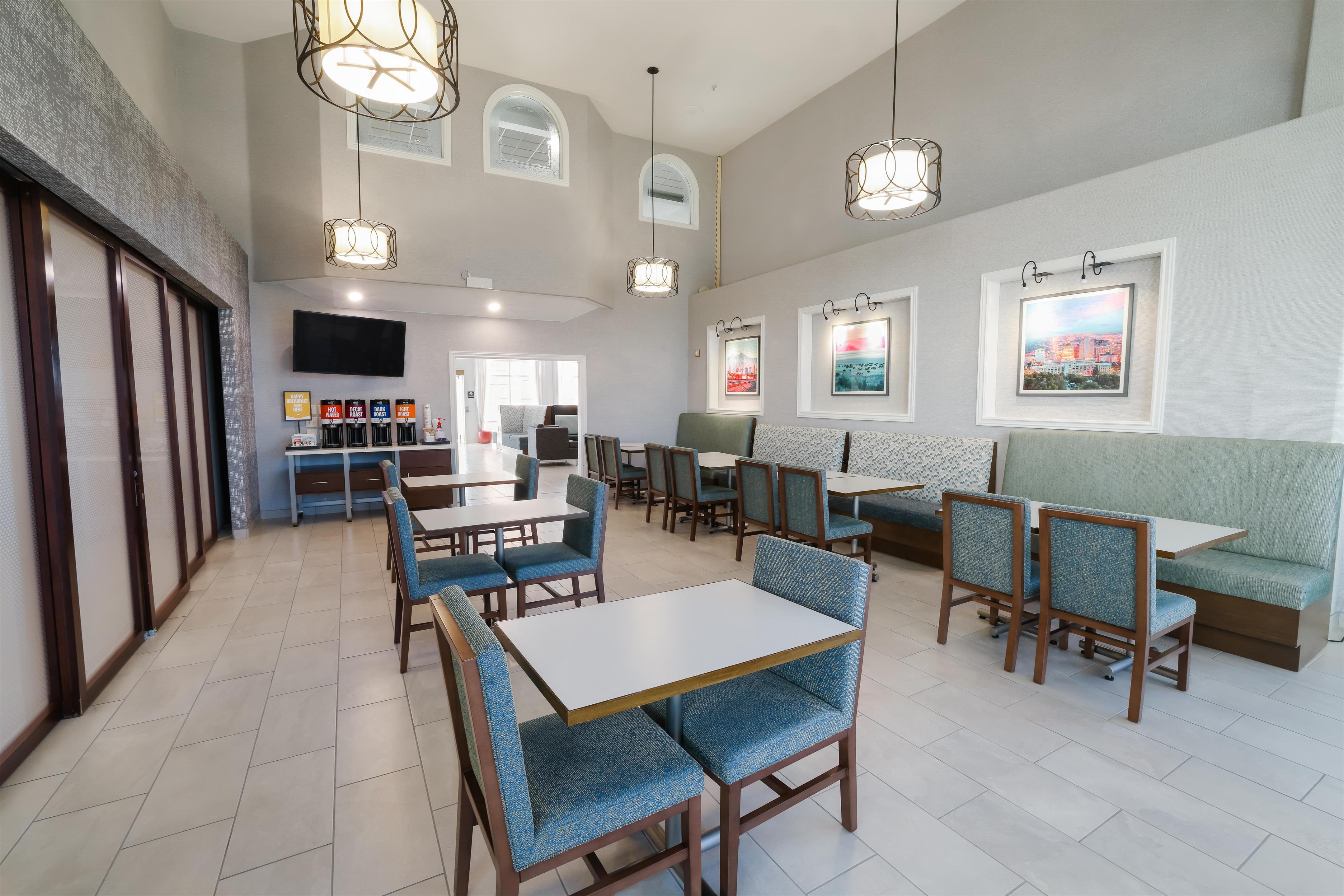 Breakfast Area | Hampton Inn & Suites Salt Lake City Airport